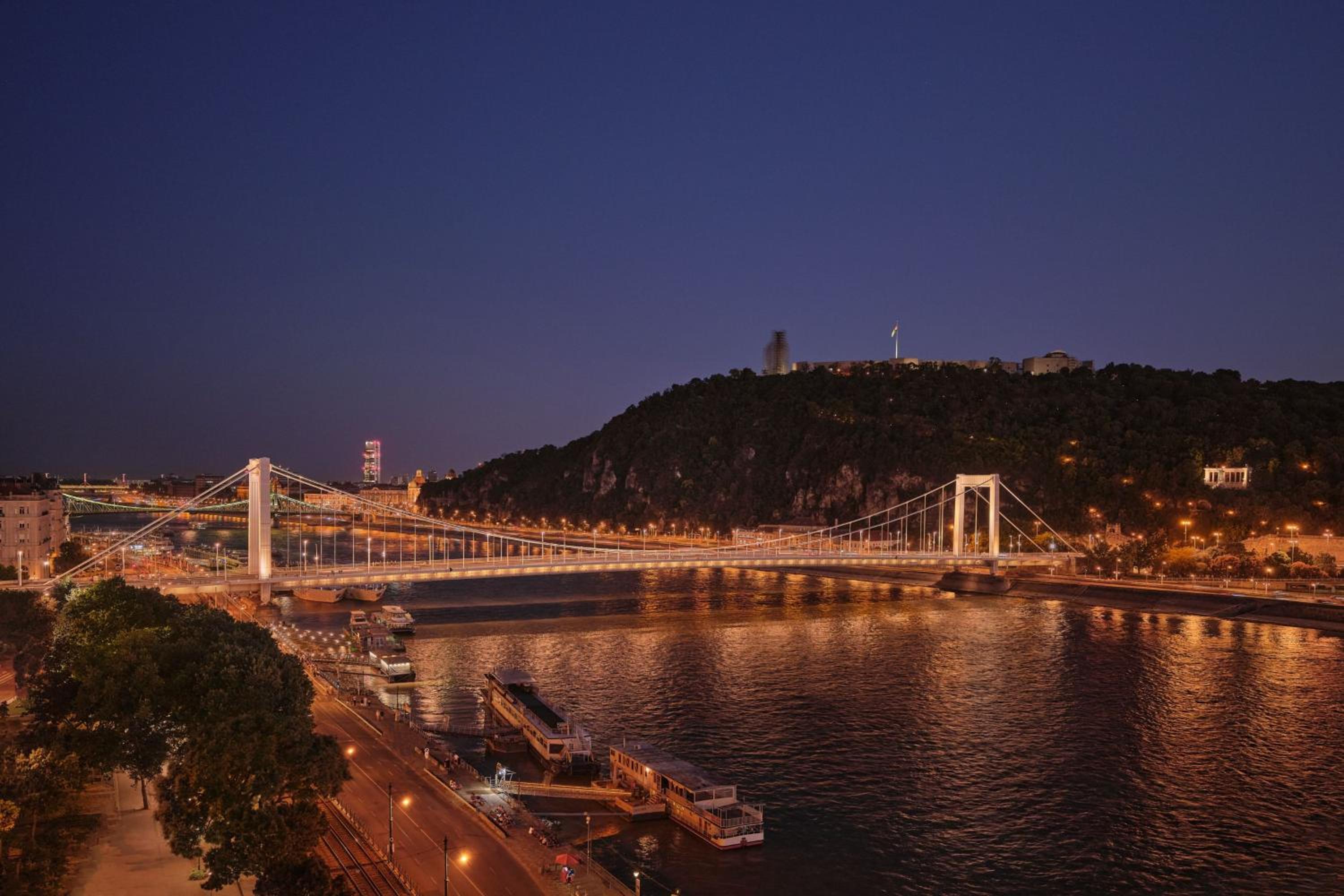 Deluxe Room, Guest room, 2 Twin/Single Bed(s), River view thumbnail 6