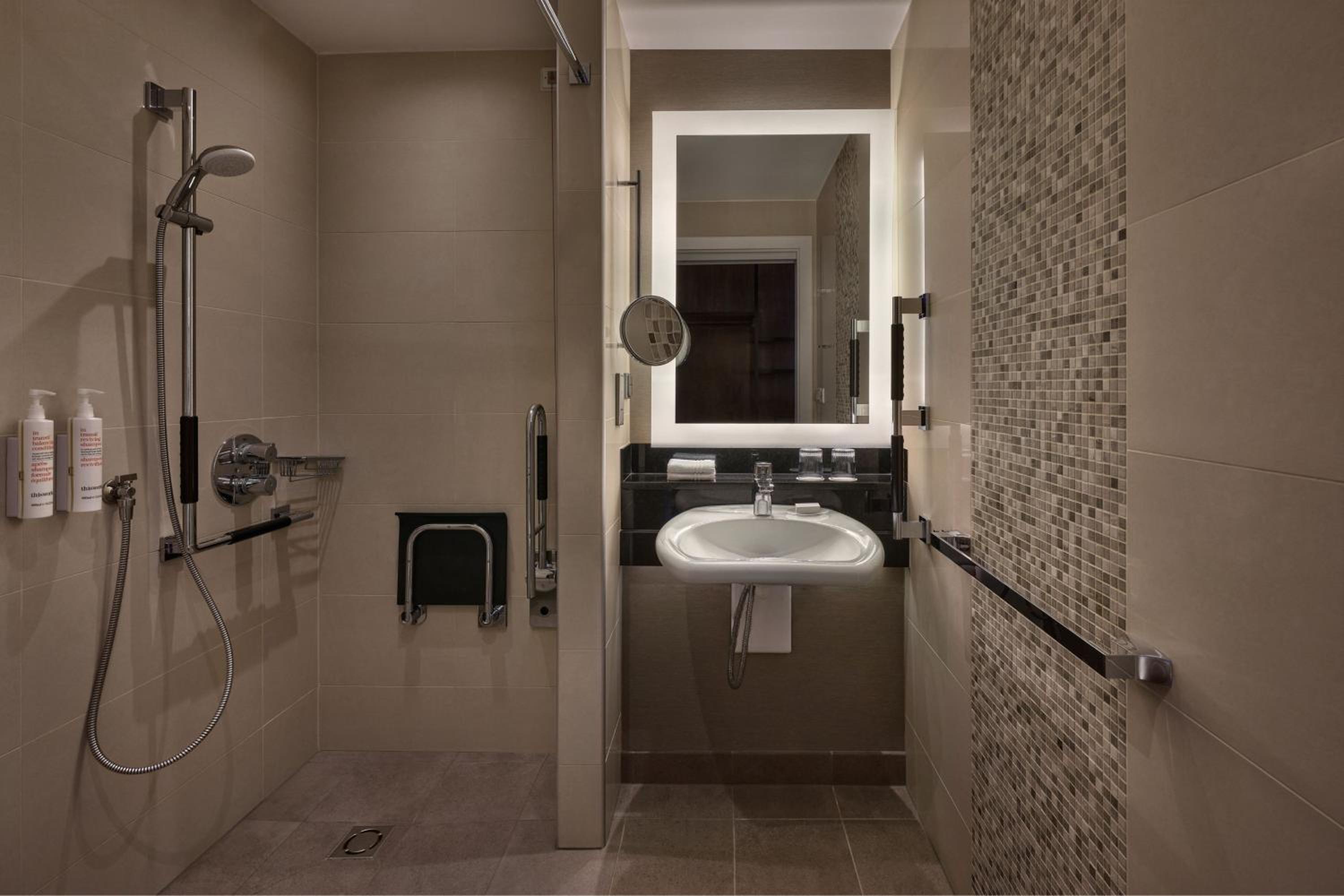 Deluxe Room, Guest room, 1 King - Photo 9