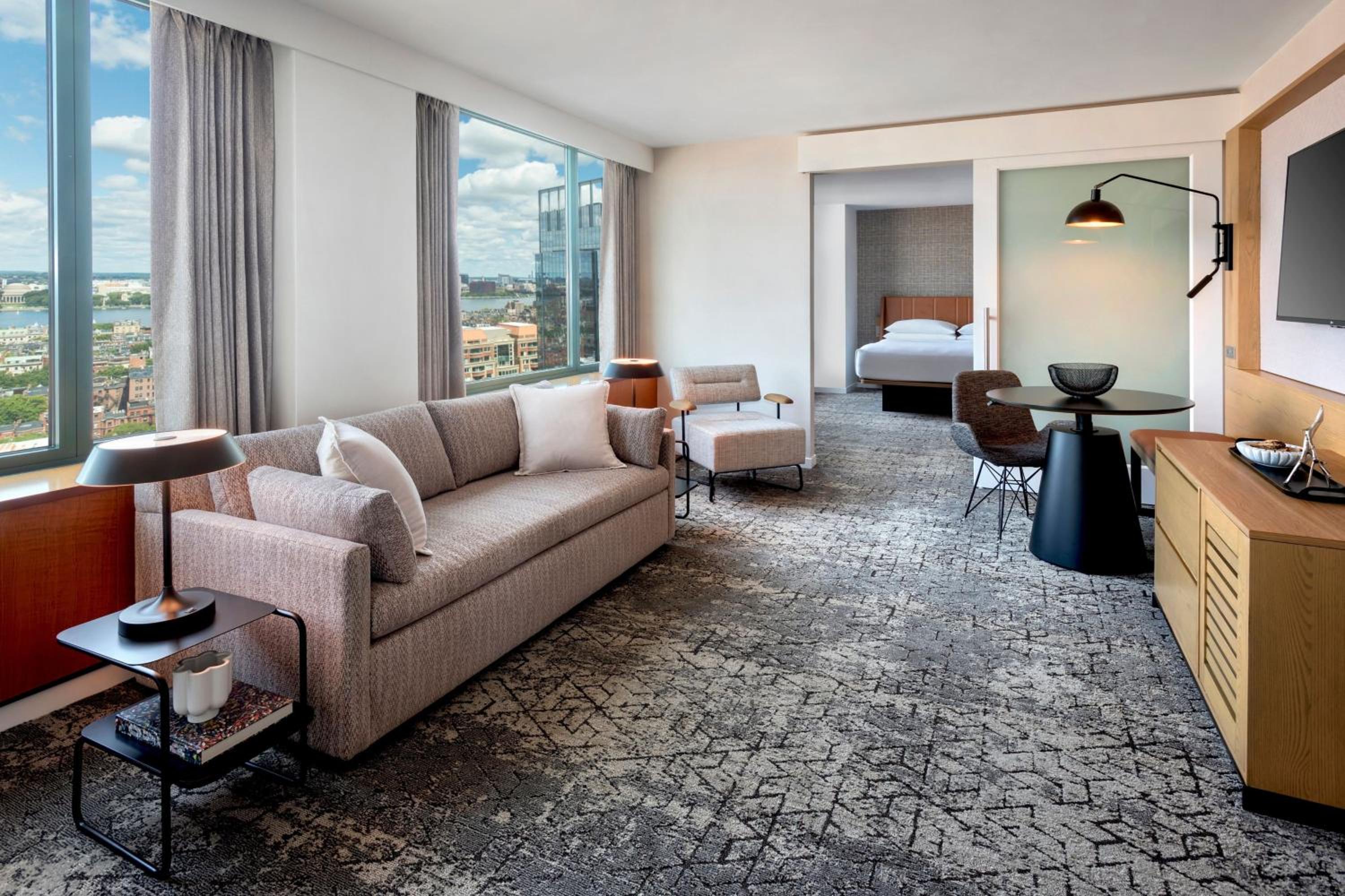 Executive Junior Suite with Sofa Bed and Roll-In Shower- High Floor - Mobility/Hearing Accessible