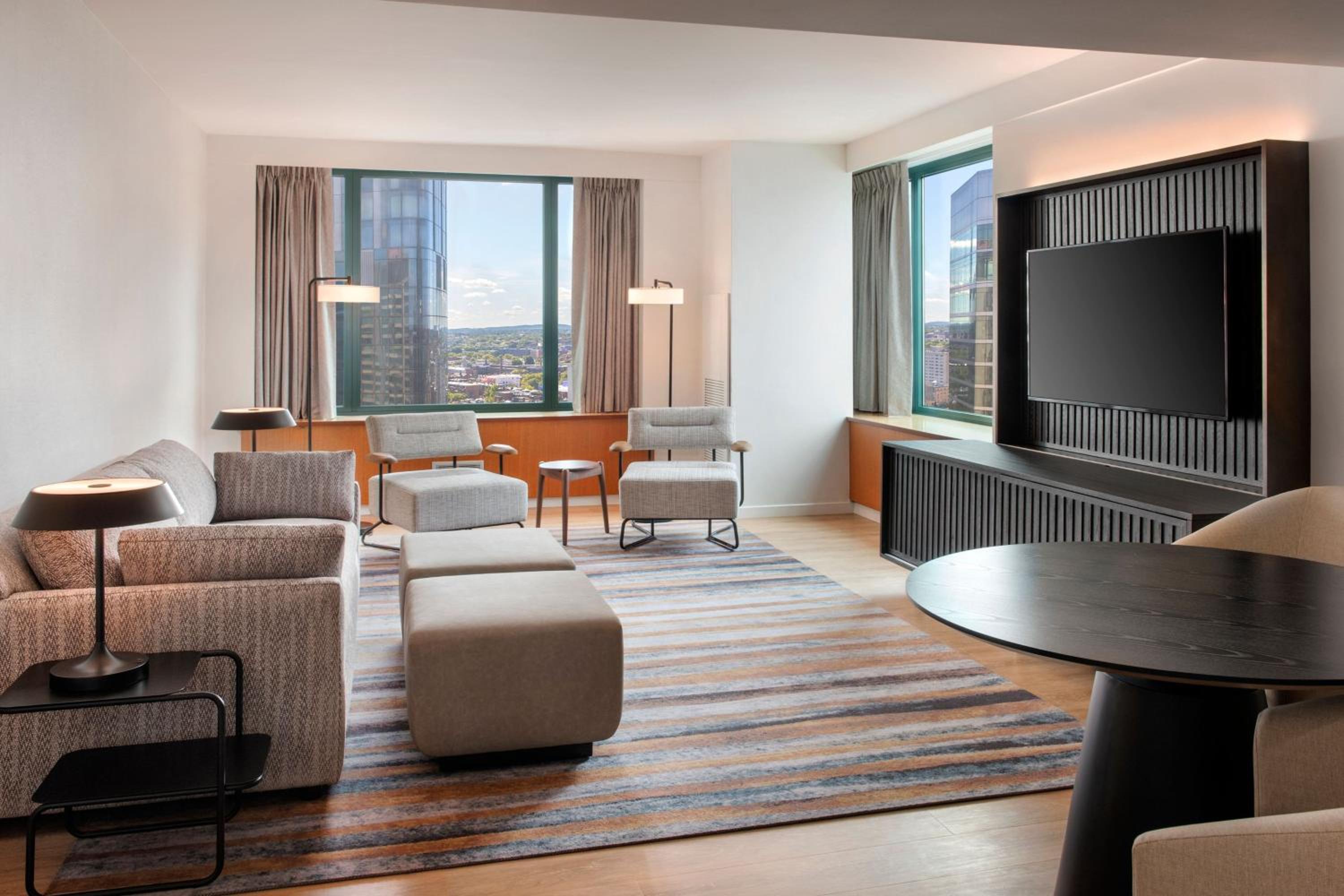 One Bedroom Suite, 1 Bedroom Suite, 1 King, Sofa bed thumbnail 6