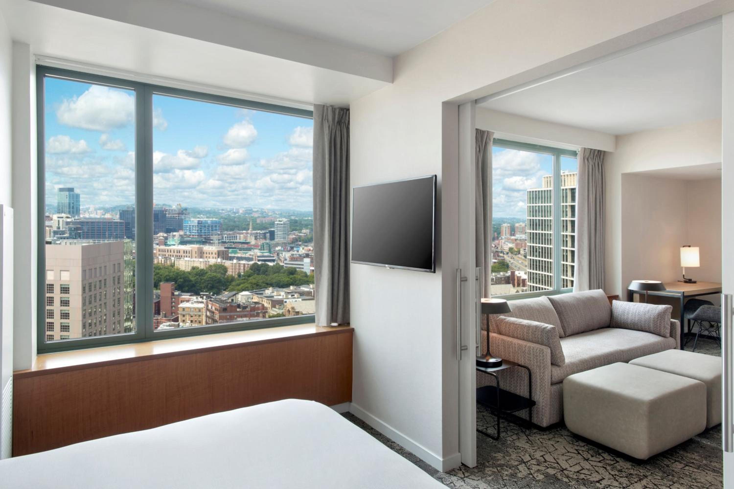 High Floor Executive Suite, High Floor, 1 Bedroom Executive Suite thumbnail 6