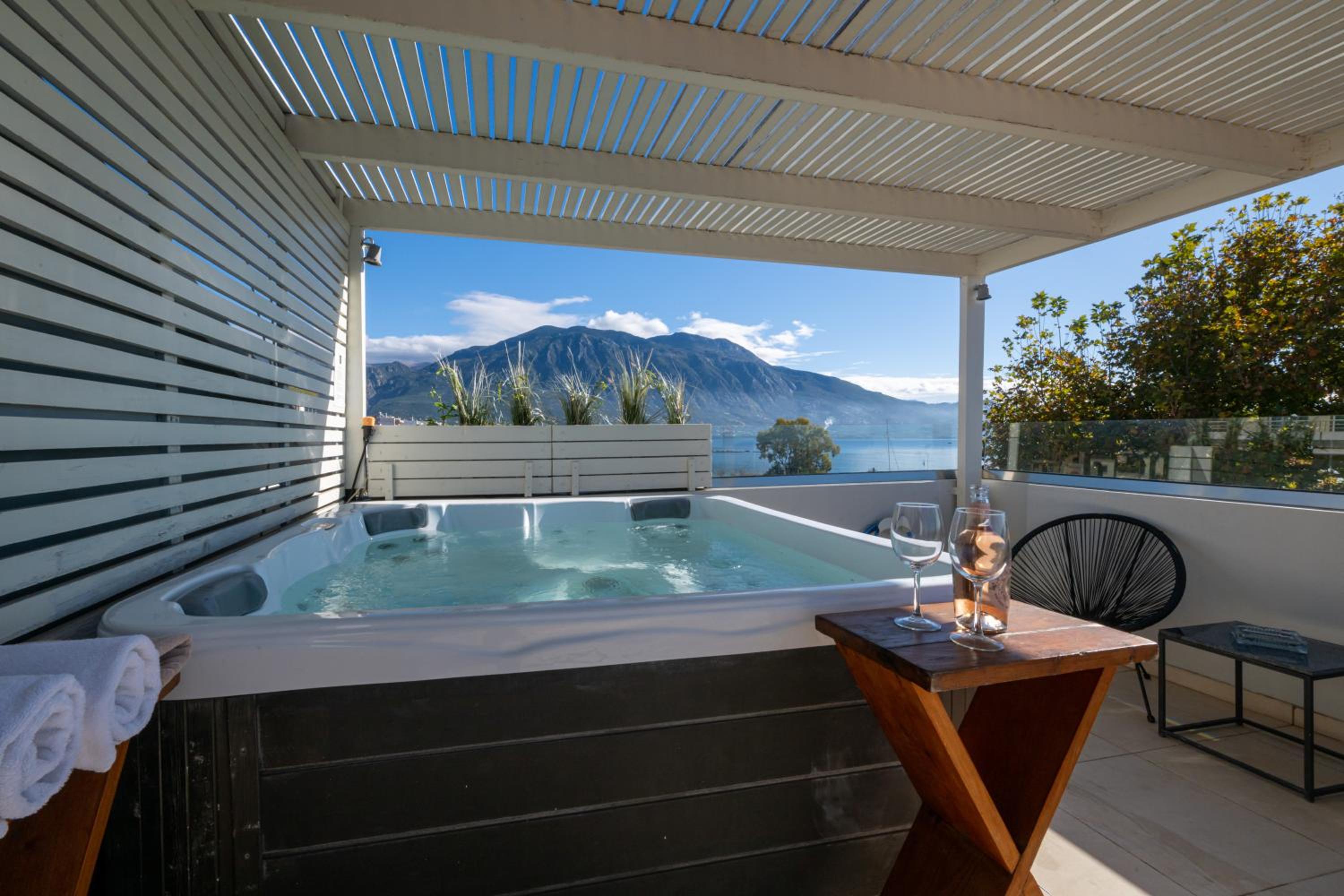 Deluxe Suite with Sea View - Photo 6