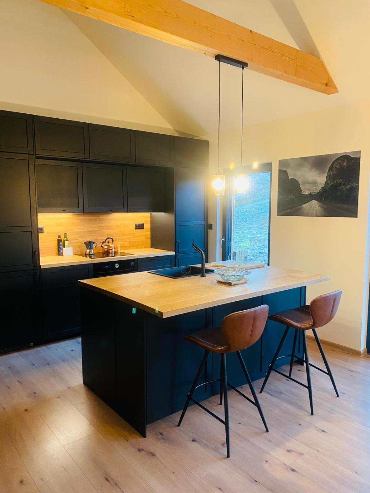 Three-Bedroom Apartment with View photo 2