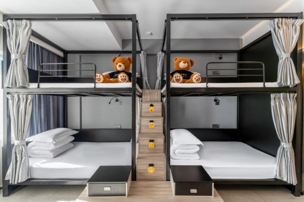 Bed in 4-Bed Male Dormitory Room photo 2