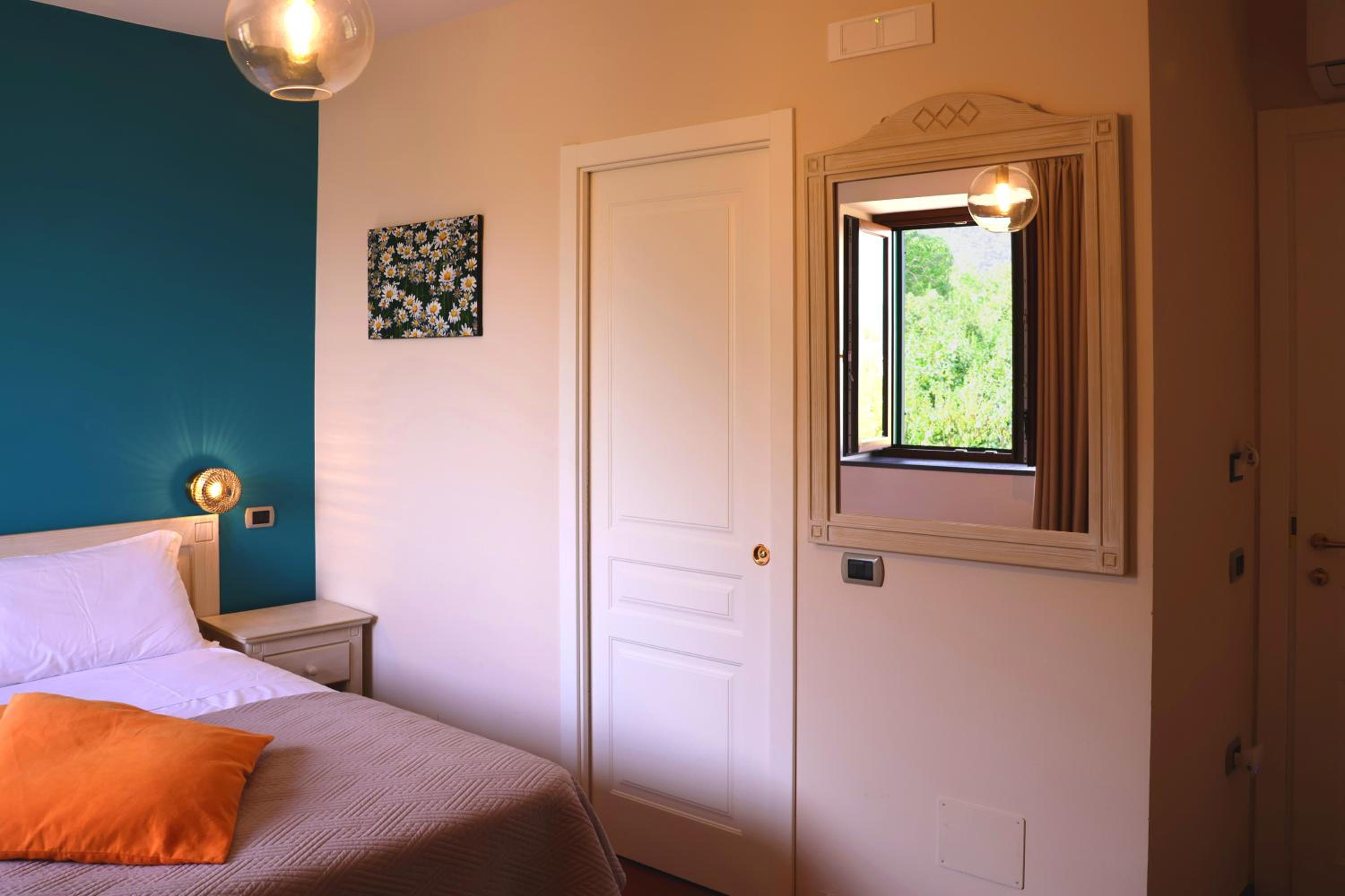 Double Room with Private Bathroom - Photo 18