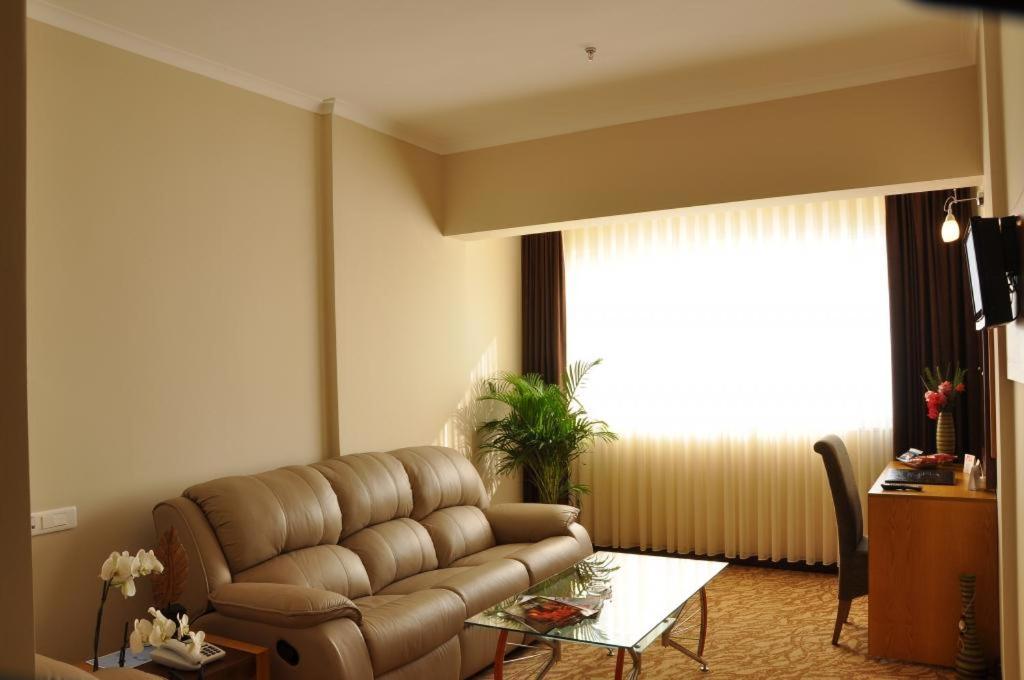 Superior Family Room photo 2