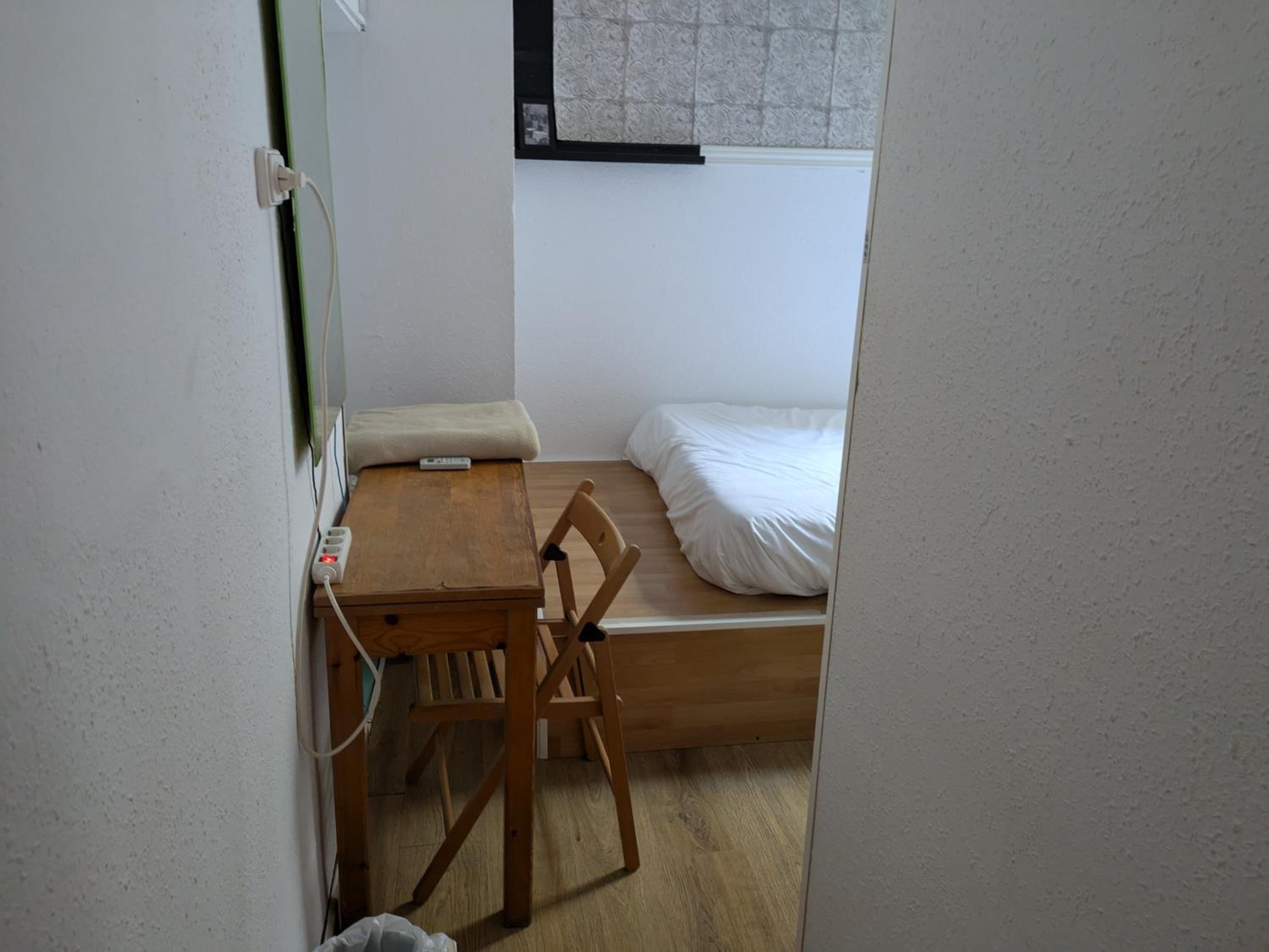 Single Room with Shared Shower and Toilet photo 2