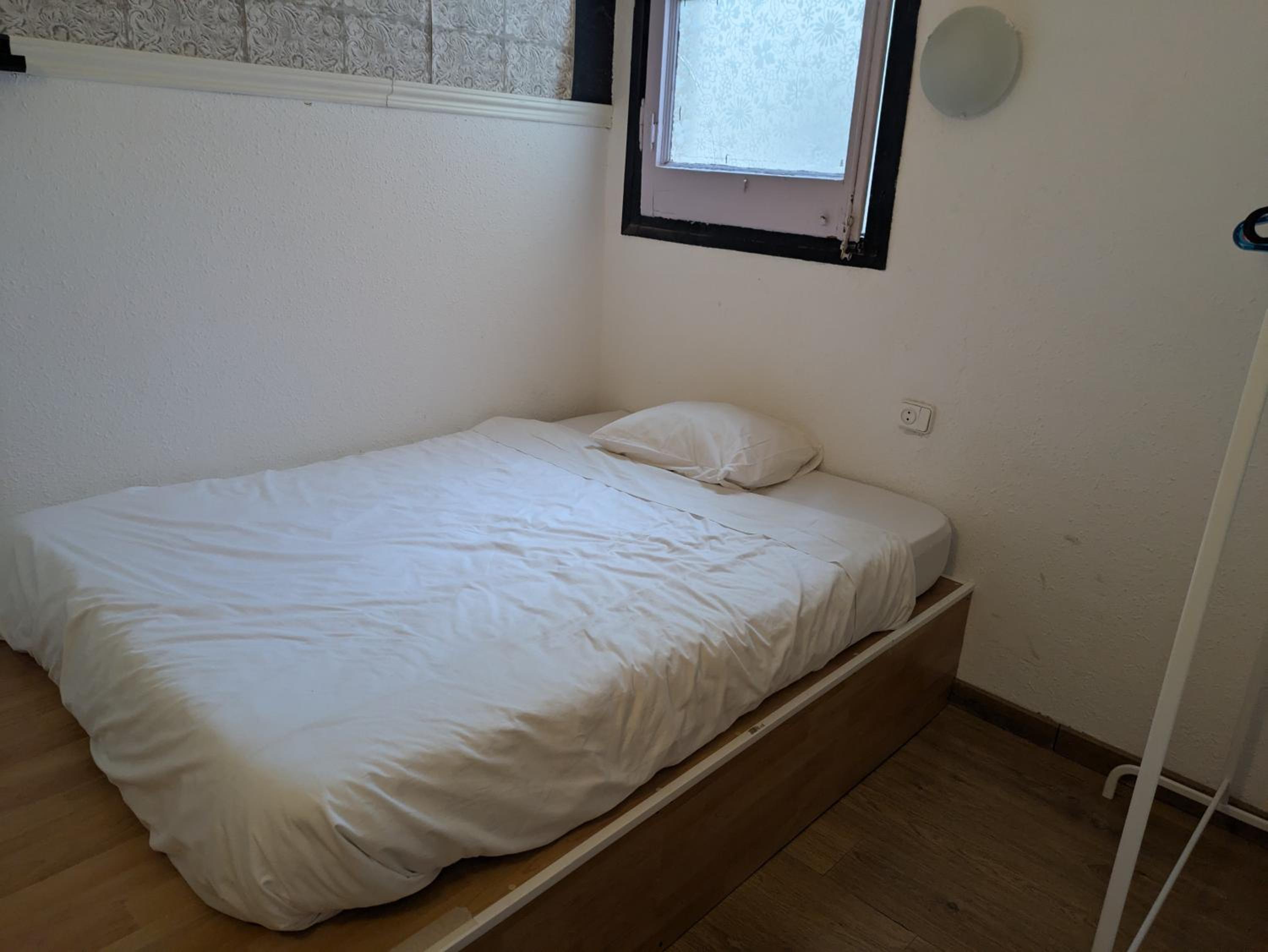 Habitación Individual con Baño y Aseo Compartidos