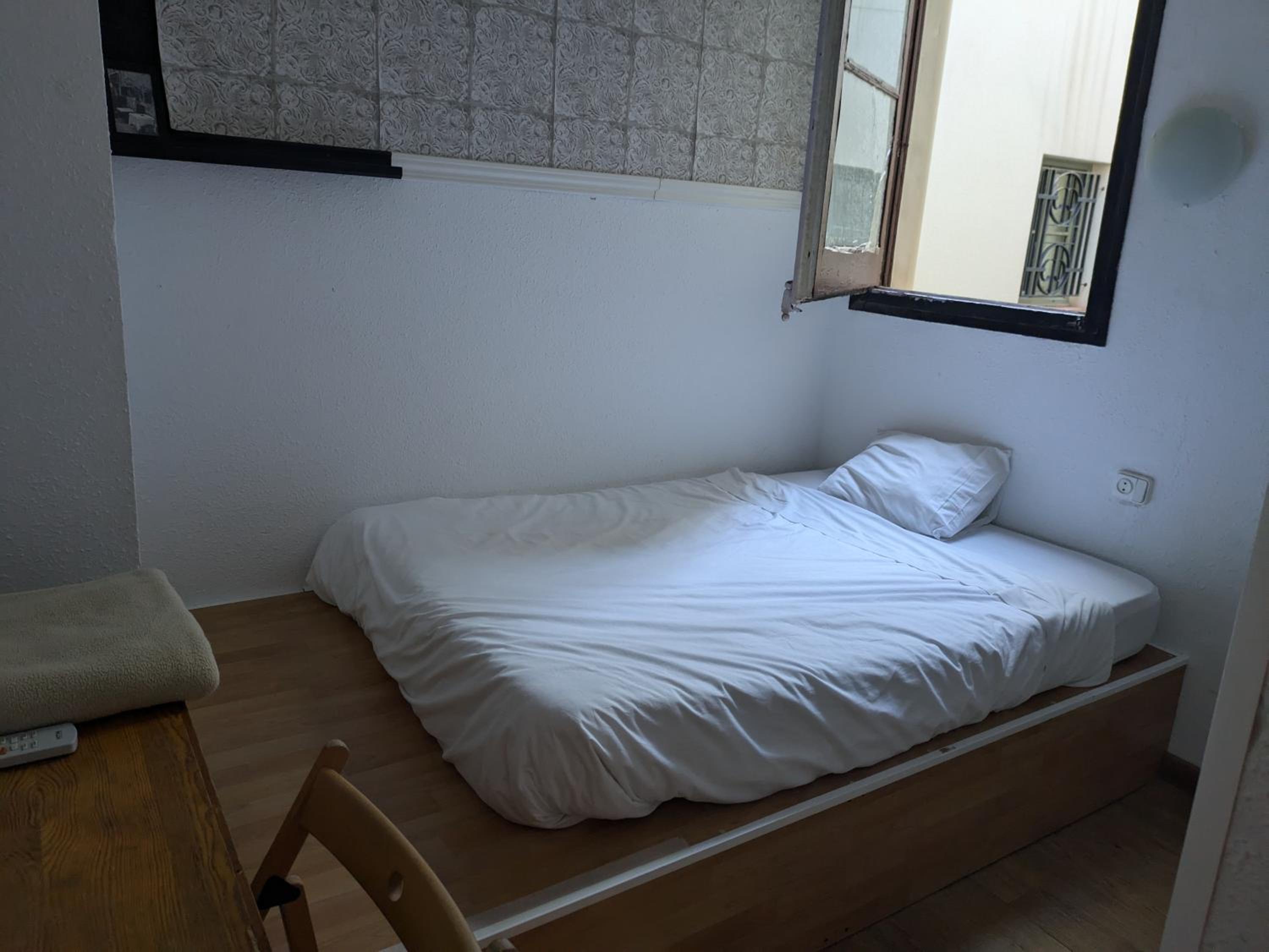 Single Room with Shared Shower and Toilet photo 3