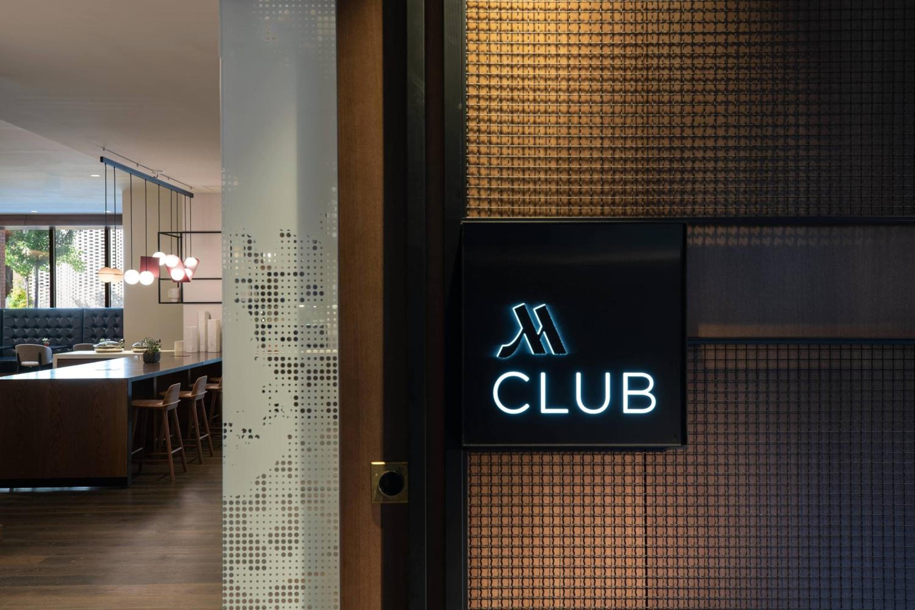Club lounge access, Guest room, 1 King - Photo 7