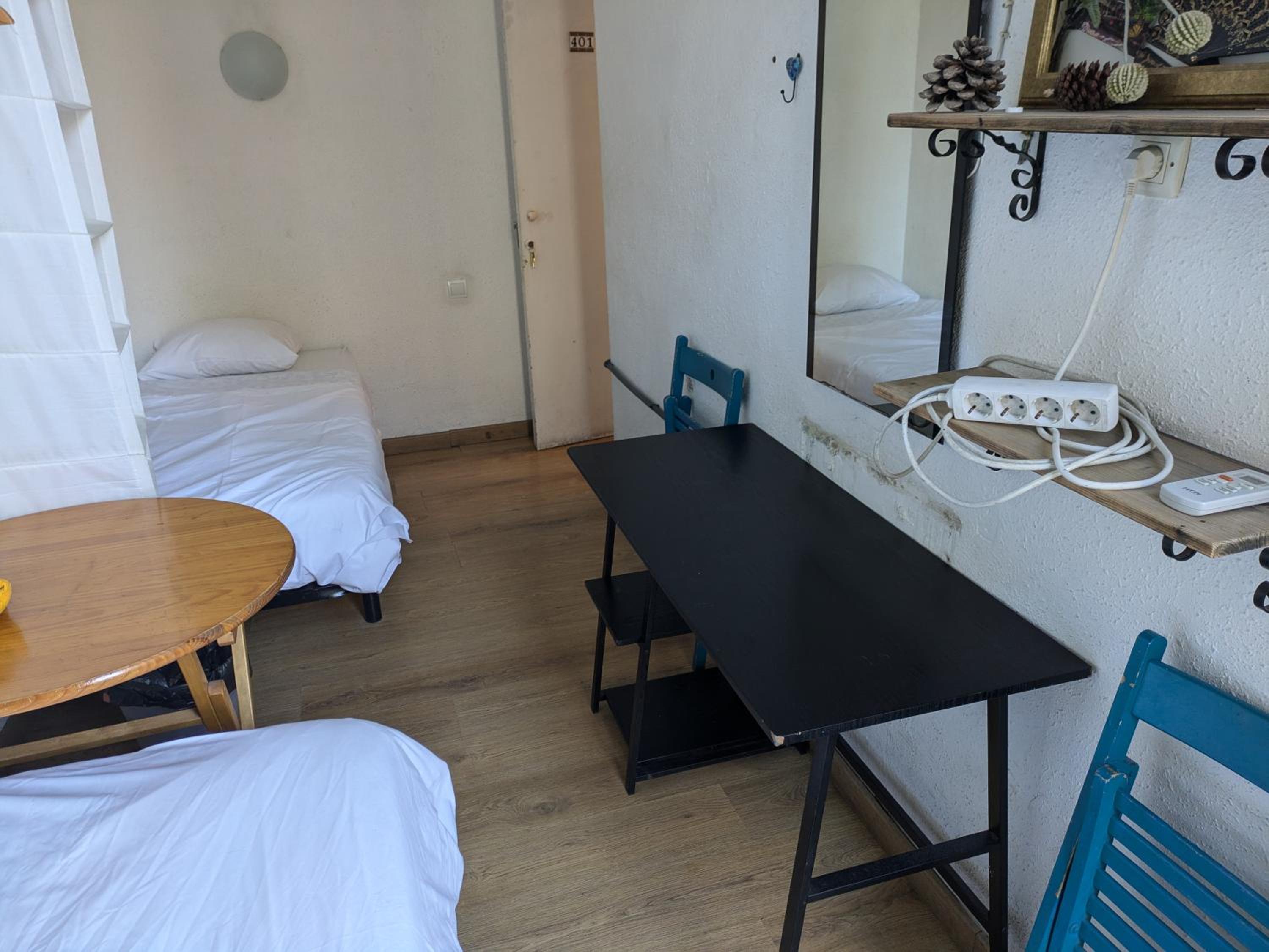 Standard Twin Room with Shared Bathroom photo 2