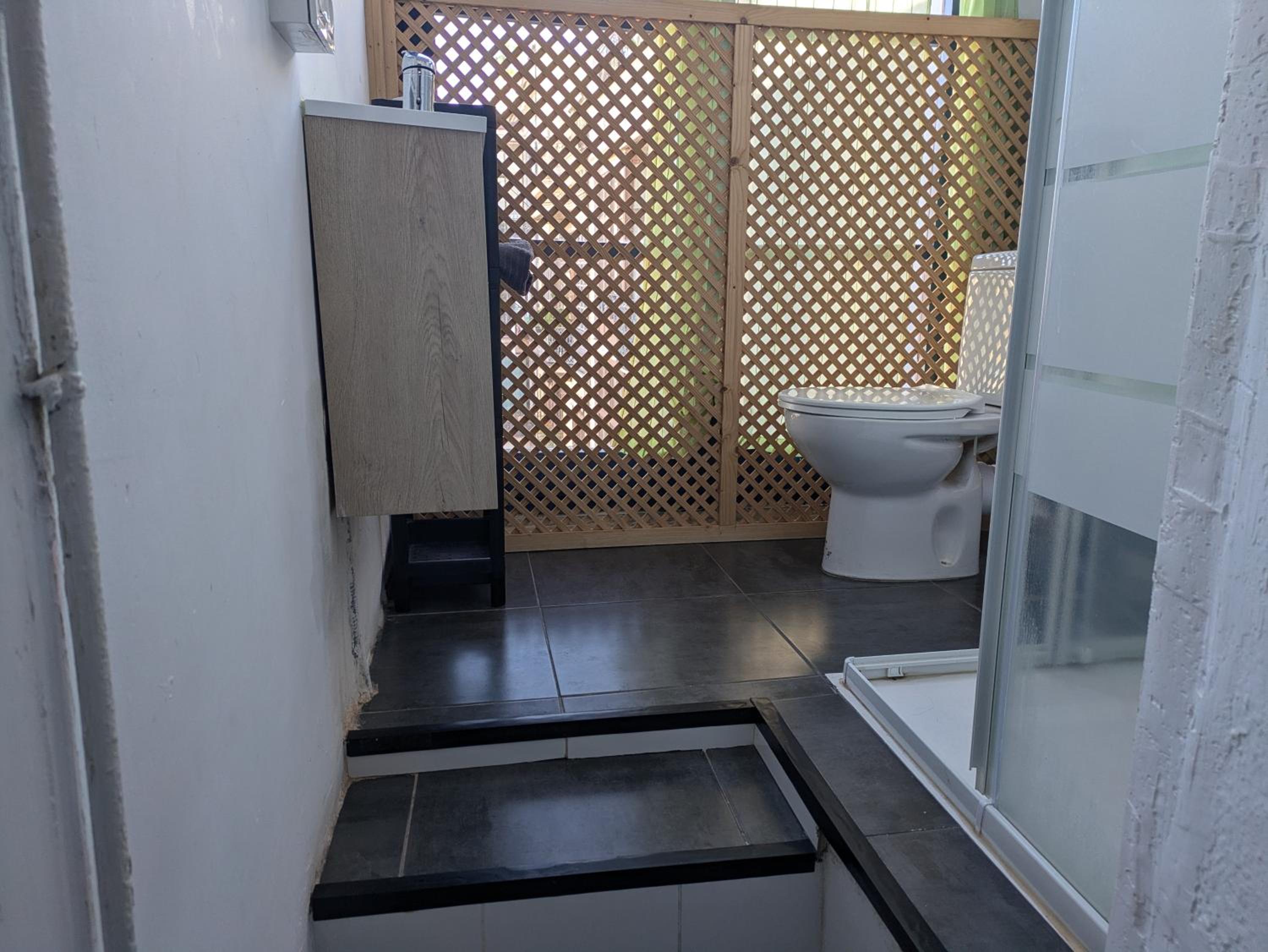 Single Room with Private Bathroom photo 2