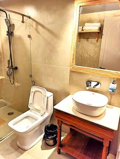 King Suite with Balcony photo 2