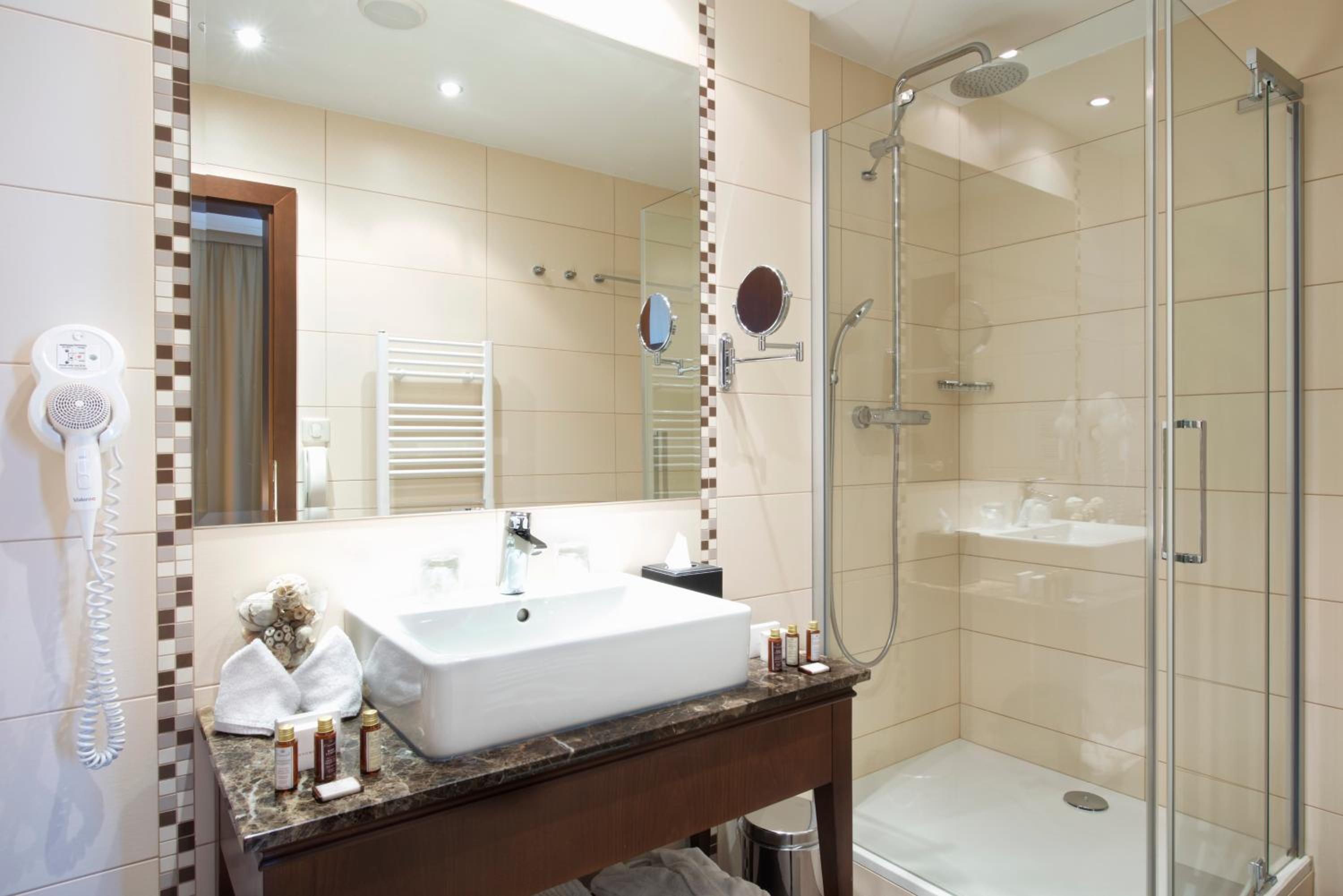 Standard Double or Twin Room - Photo 6