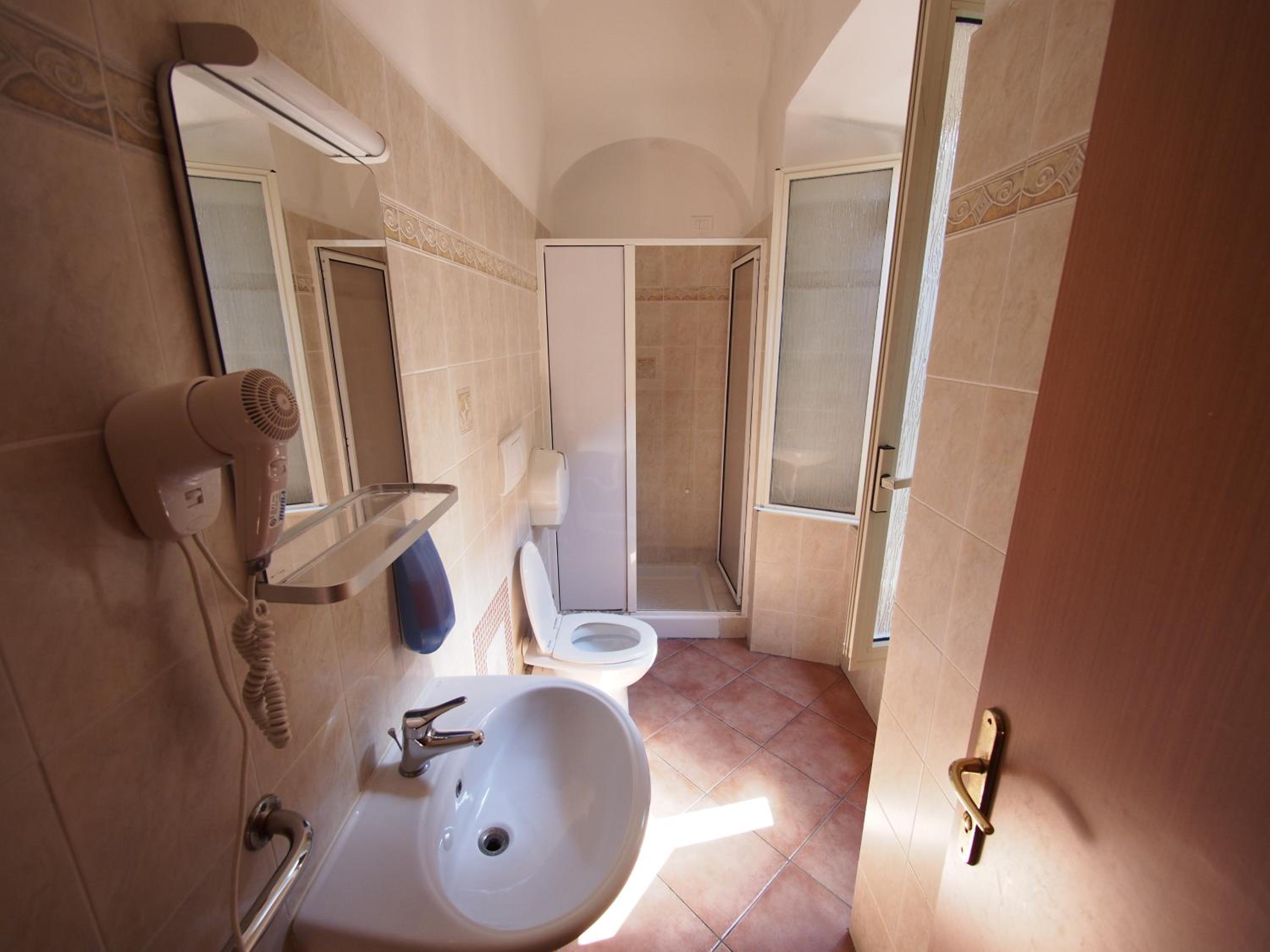 Bed in 4-Bed Mixed Dormitory Room Ensuite photo 3