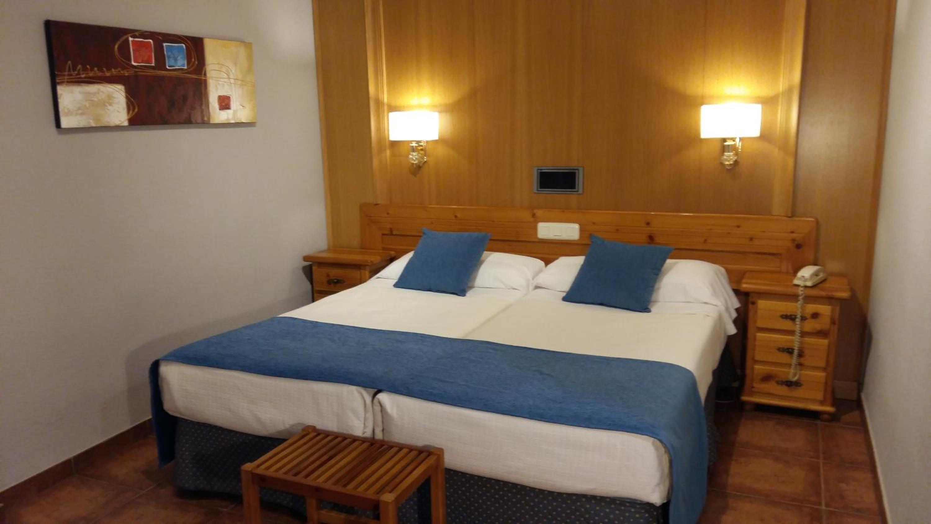 Twin Room - Photo 8