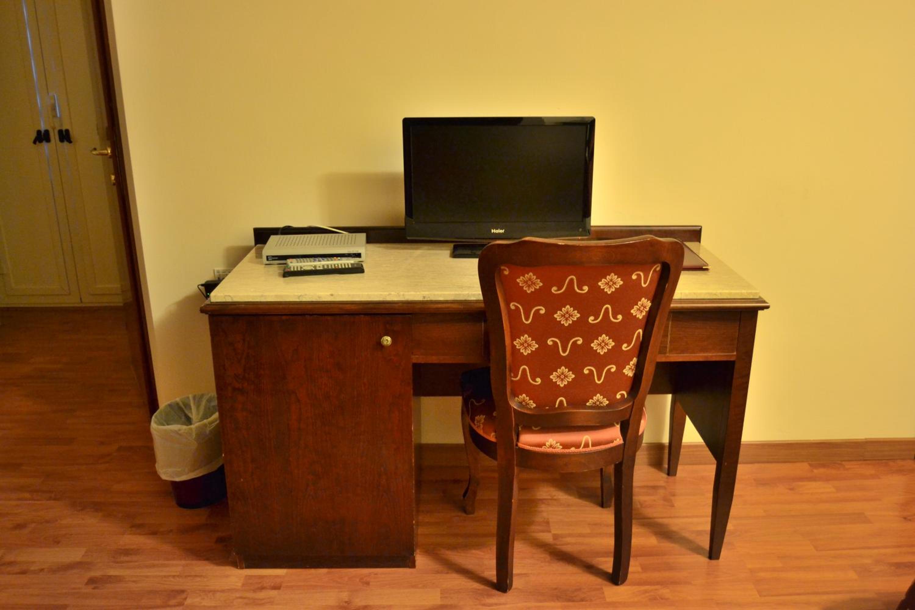 Double Room - Disability Access photo 3
