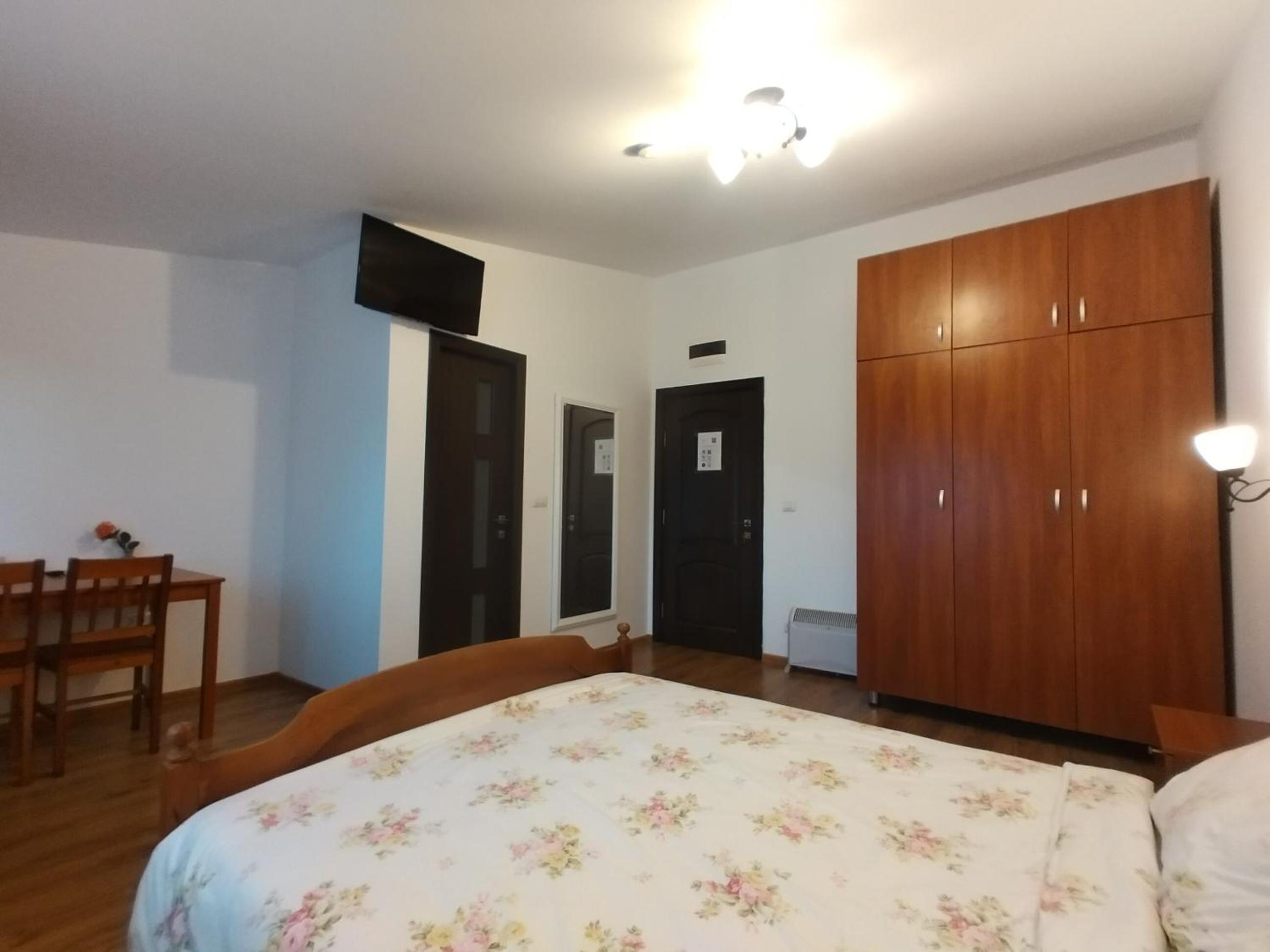 Double Room with Private Bathroom - Photo 14