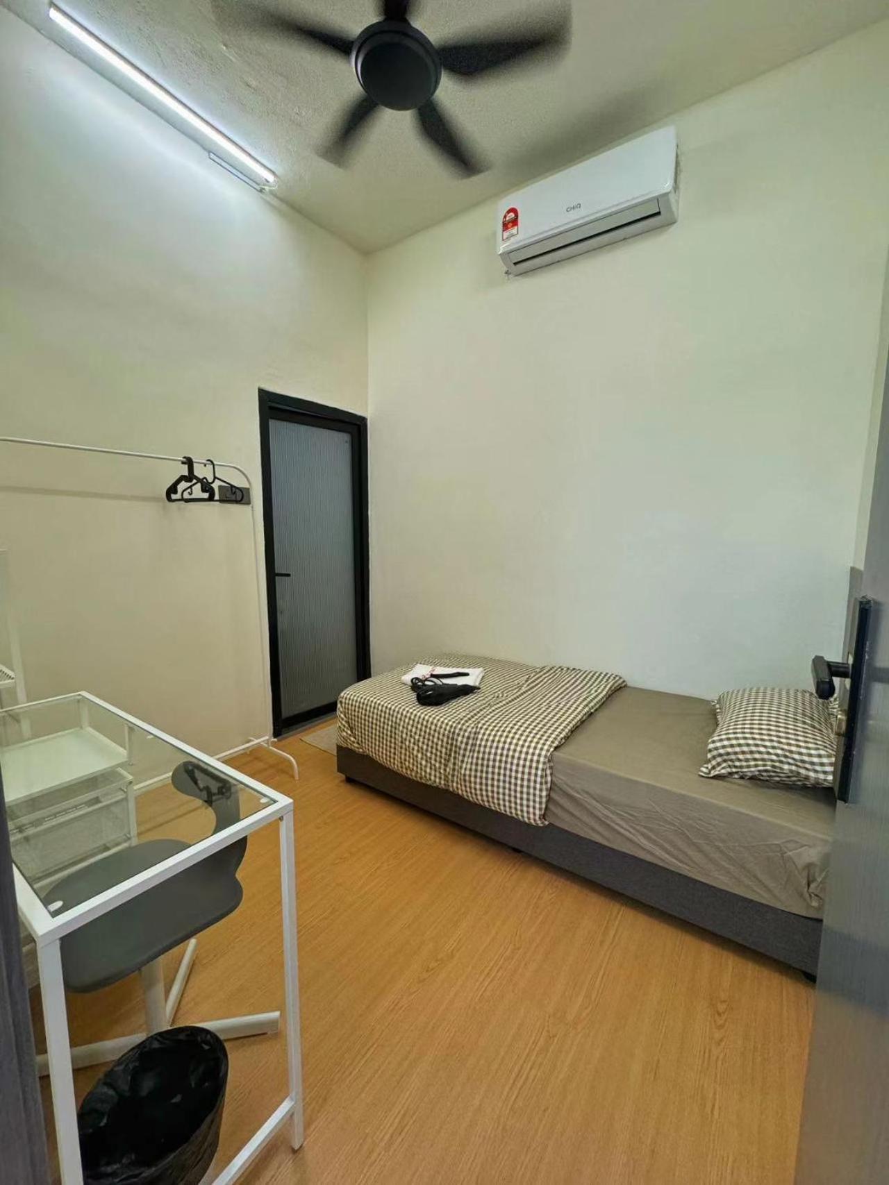 Single Room with Private Bathroom photo 1