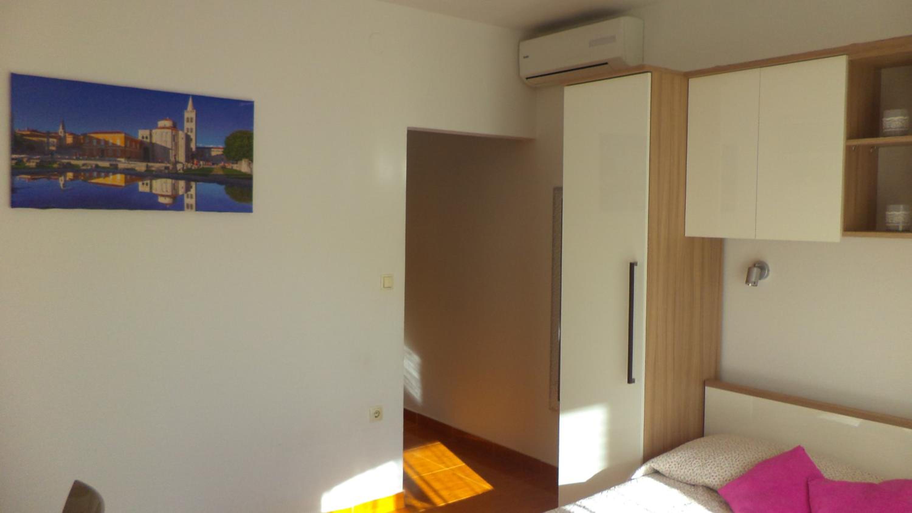 Studio with Balcony - Photo 2