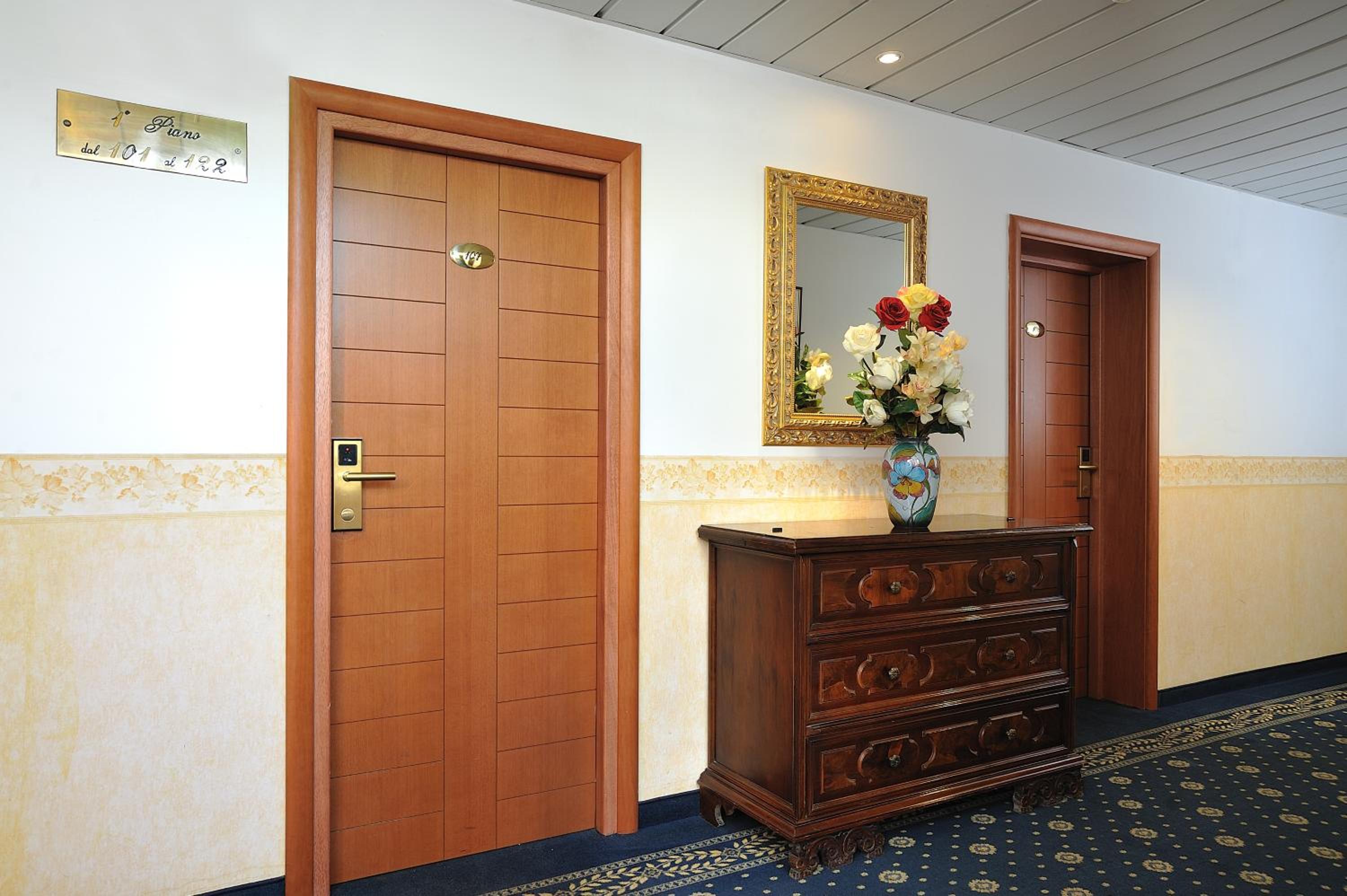 Executive Room with Balcony - Photo 4