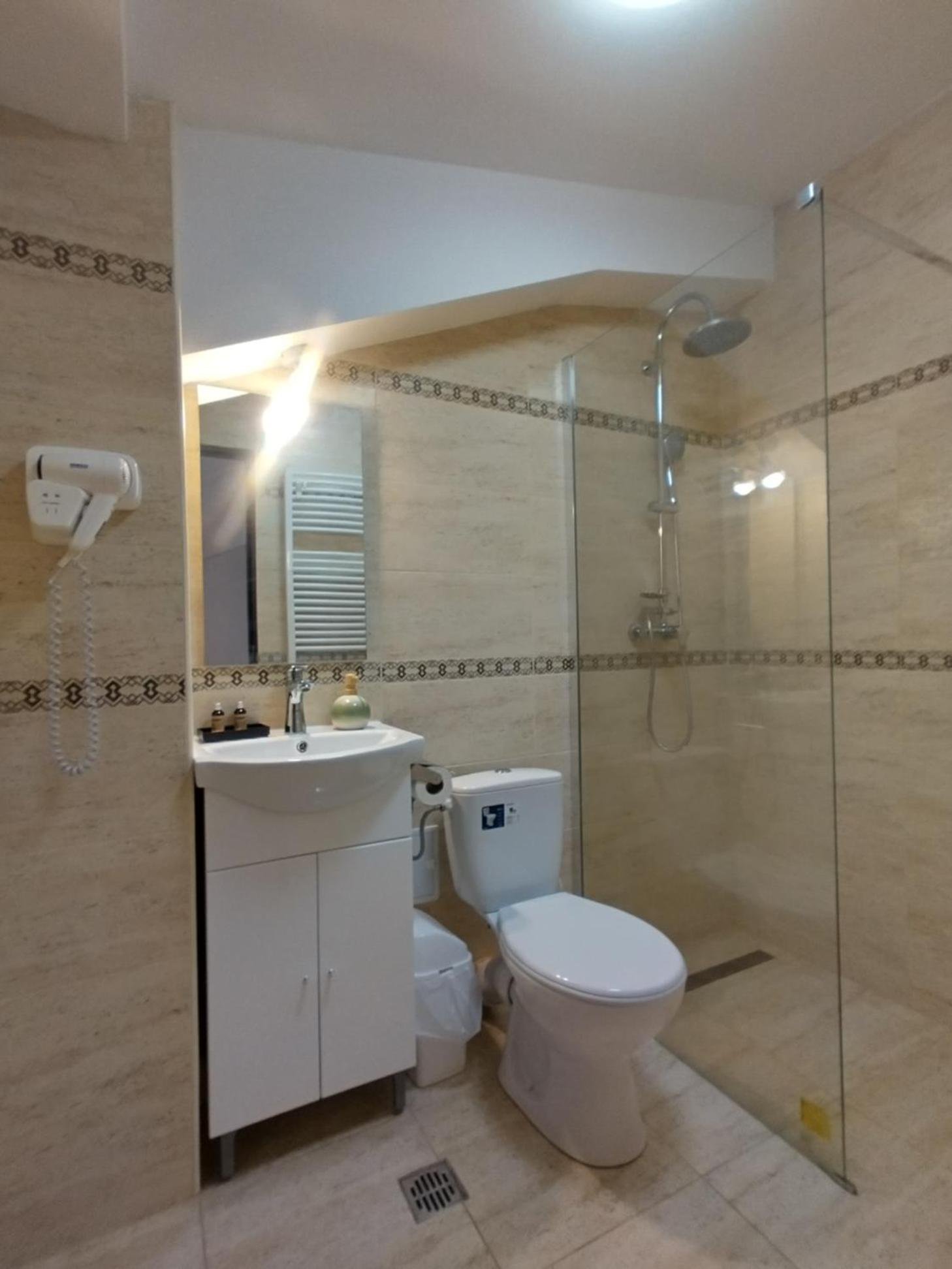 Double Room with Private Bathroom - Photo 6