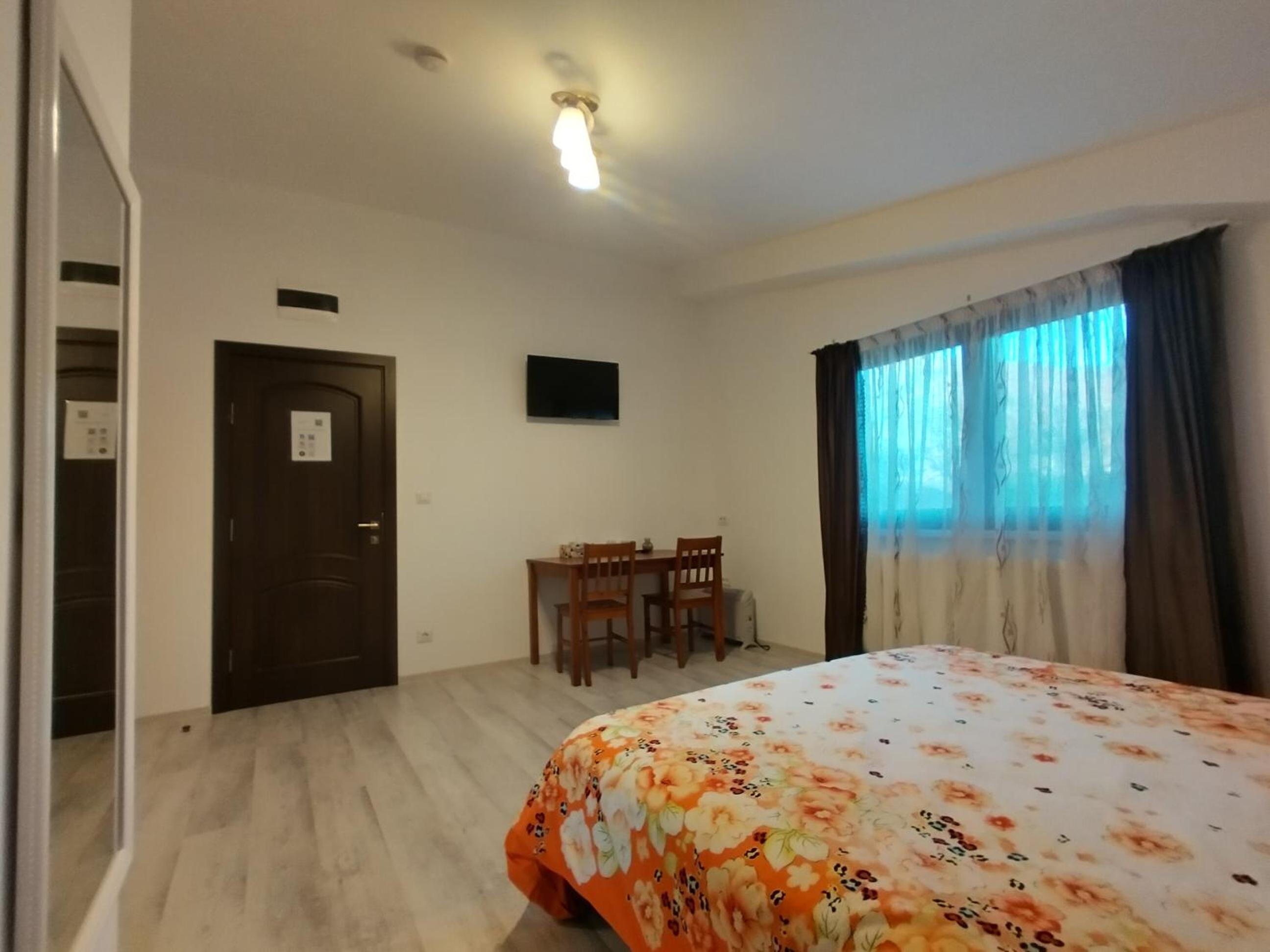 Double Room with Private Bathroom - Photo 5