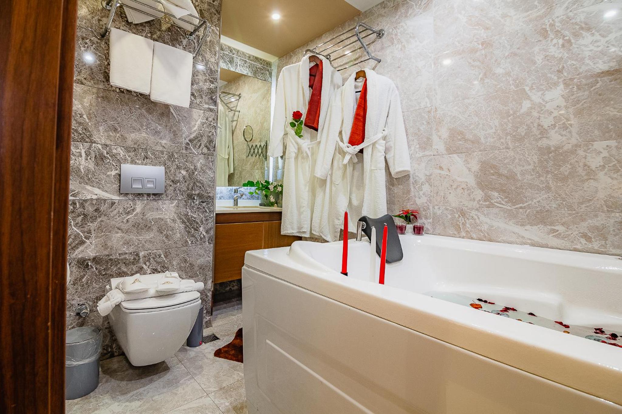 Superior King Suite photo 2