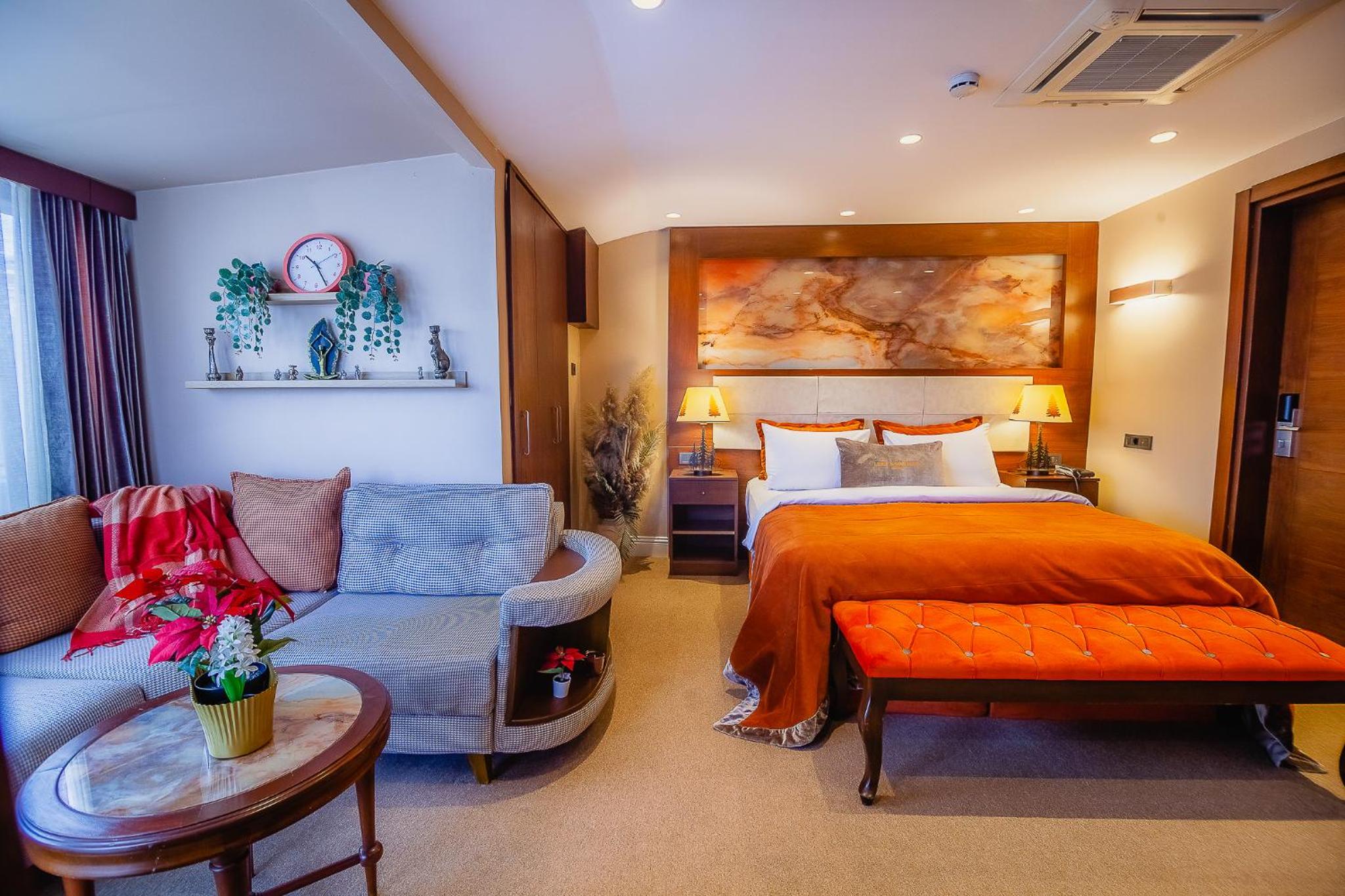 Superior King Suite photo 3
