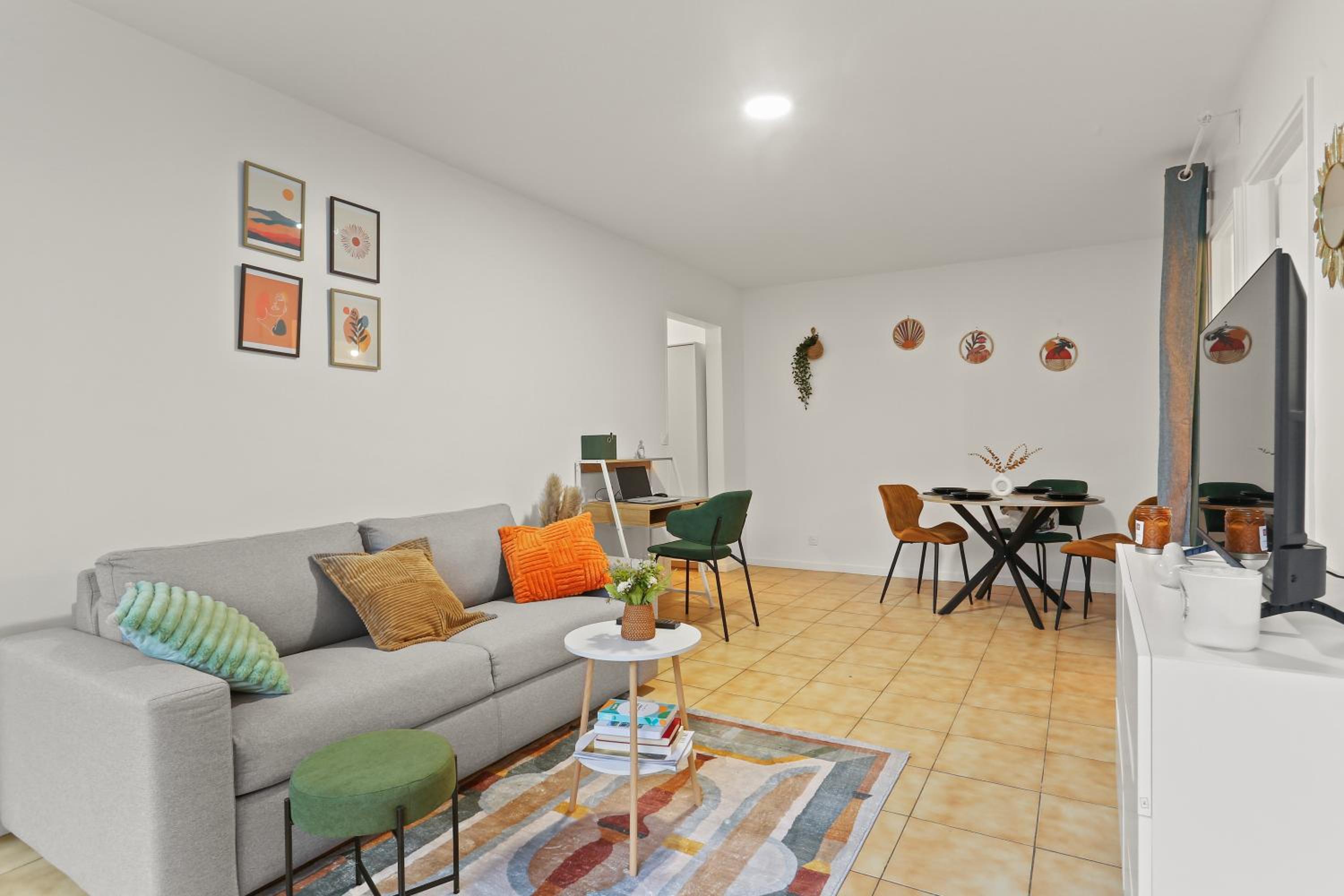One-Bedroom Apartment photo 1