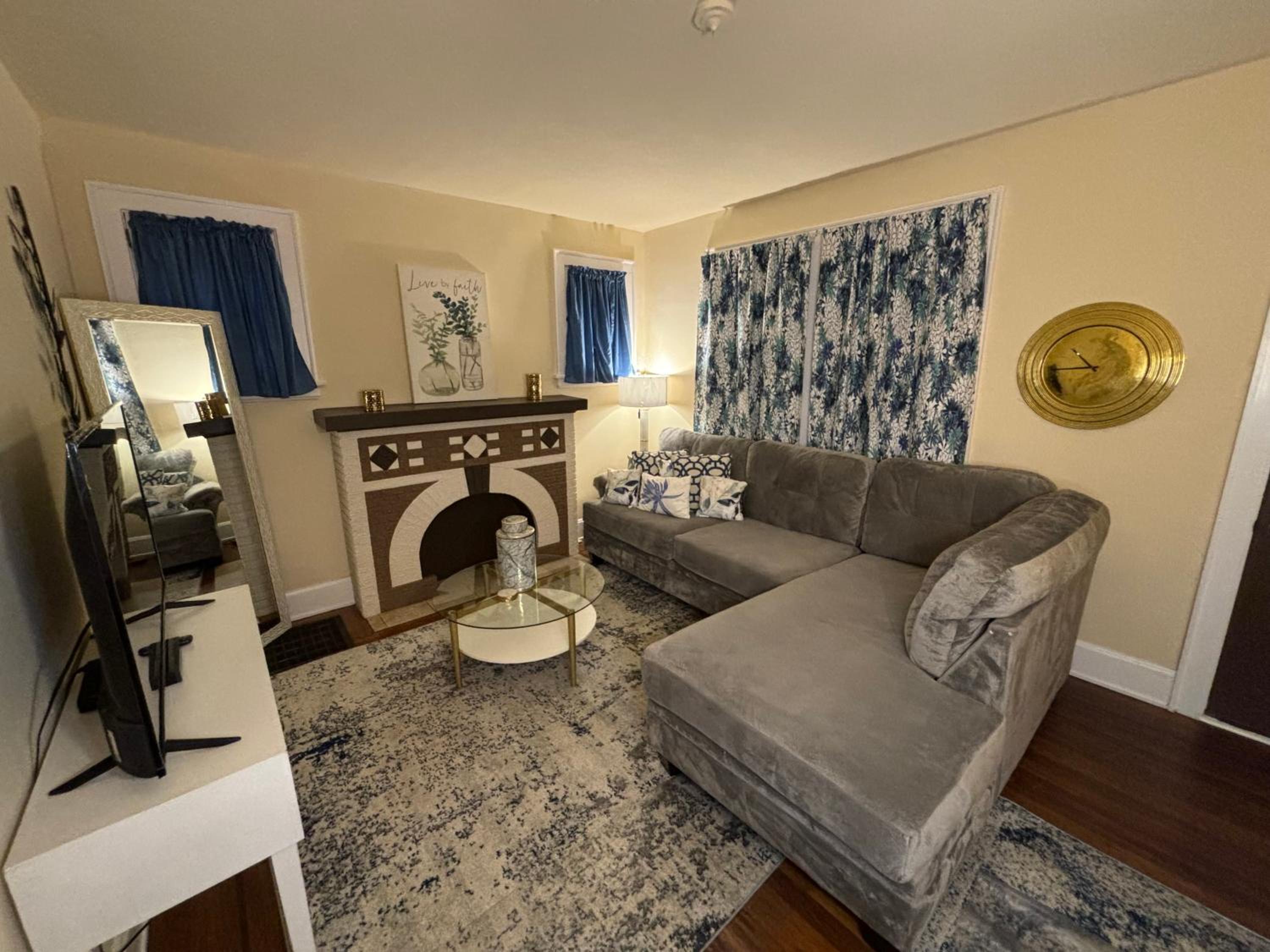 One-Bedroom Apartment photo 1