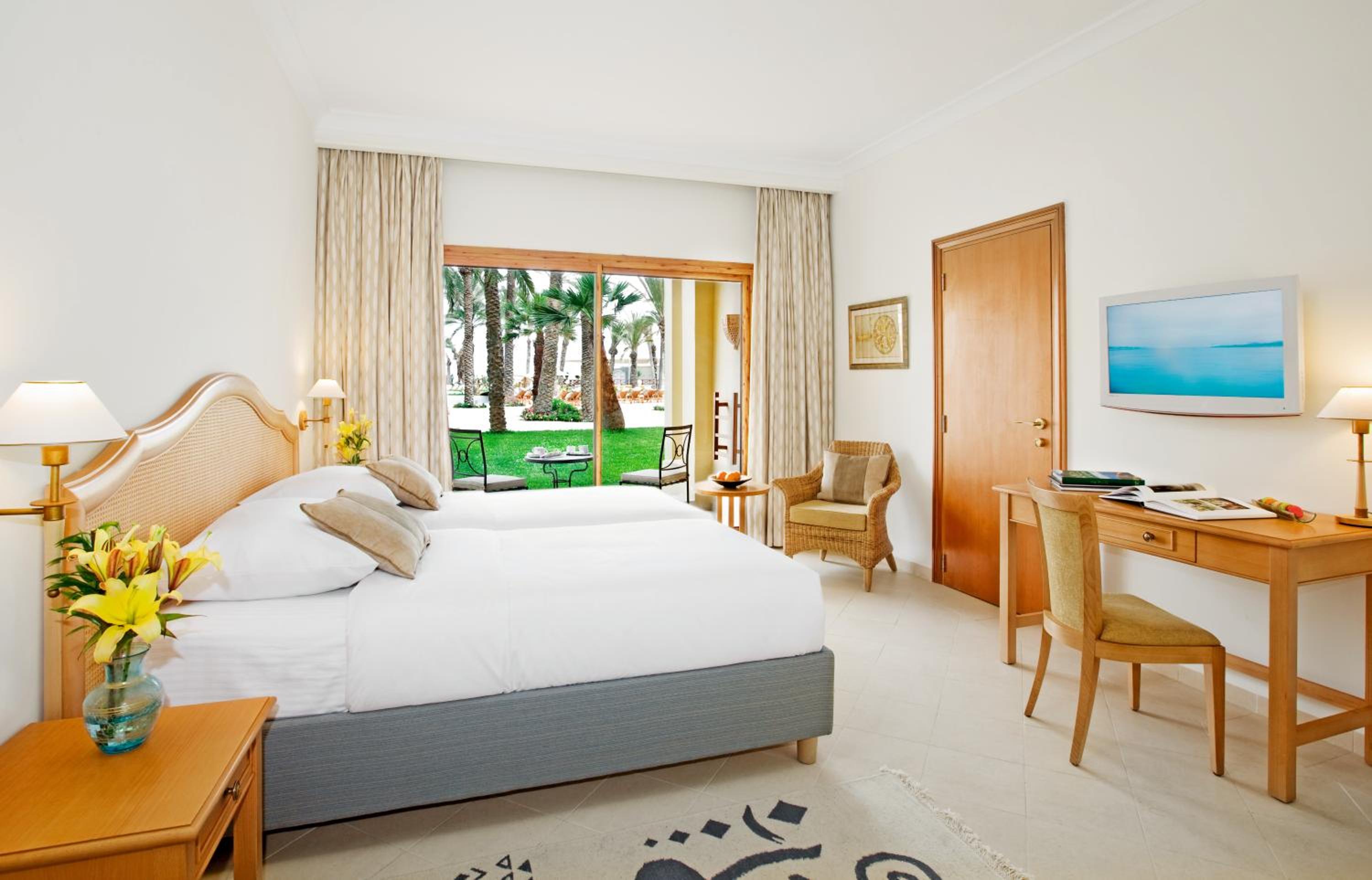 Classic King Room with Pool View - Photo 3