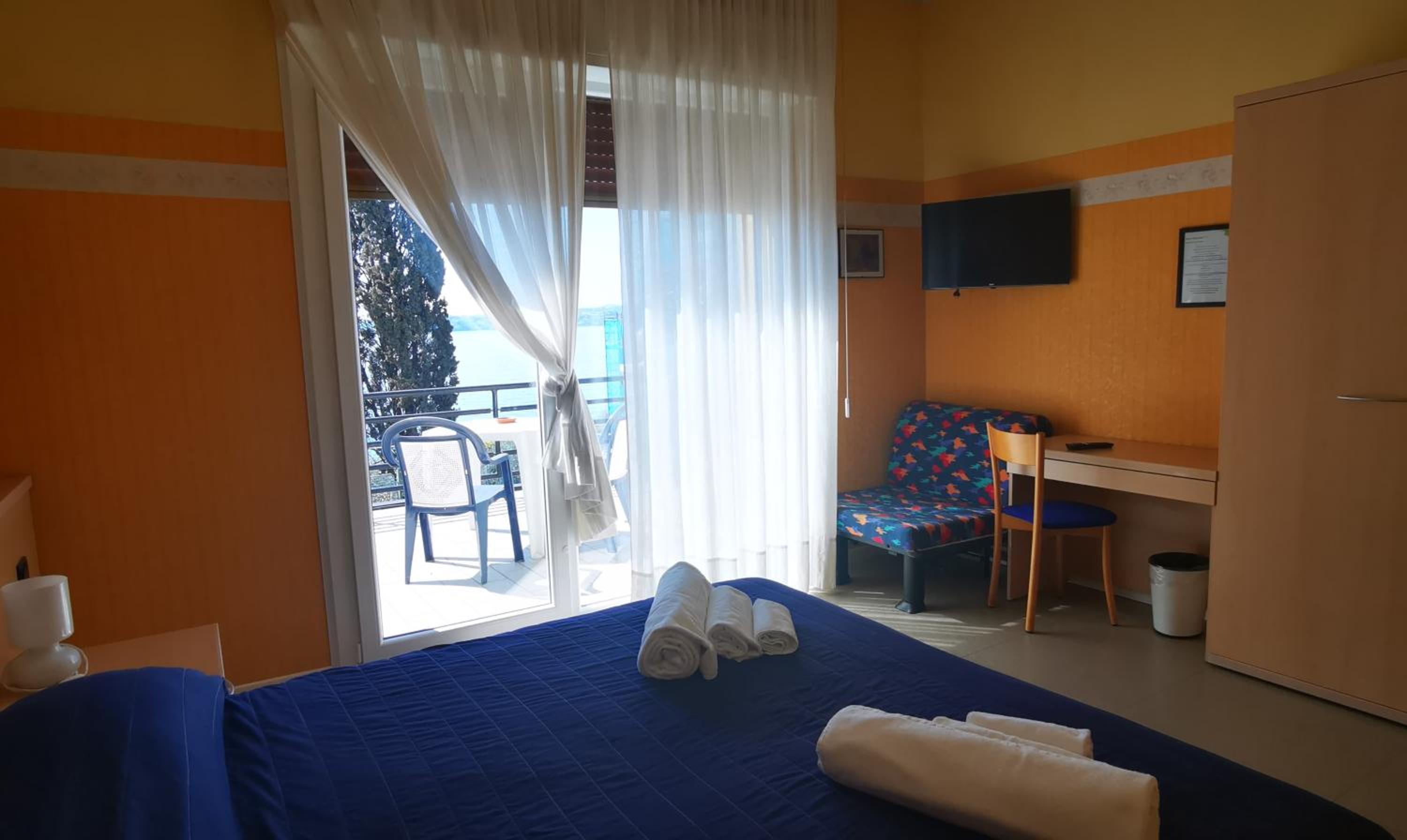 King Room with Lake View - Photo 3