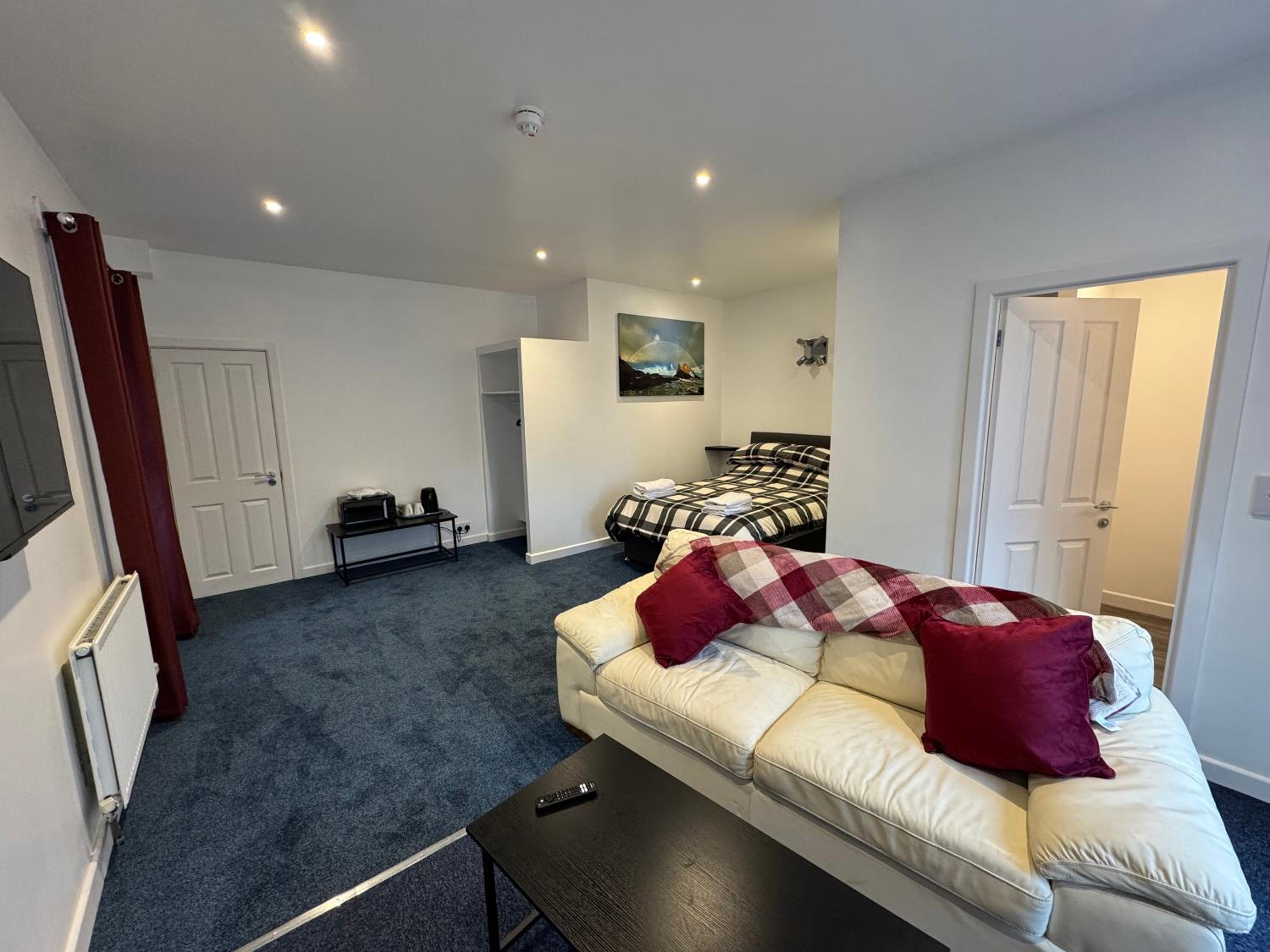Deluxe Double Room with Shower - Photo 3