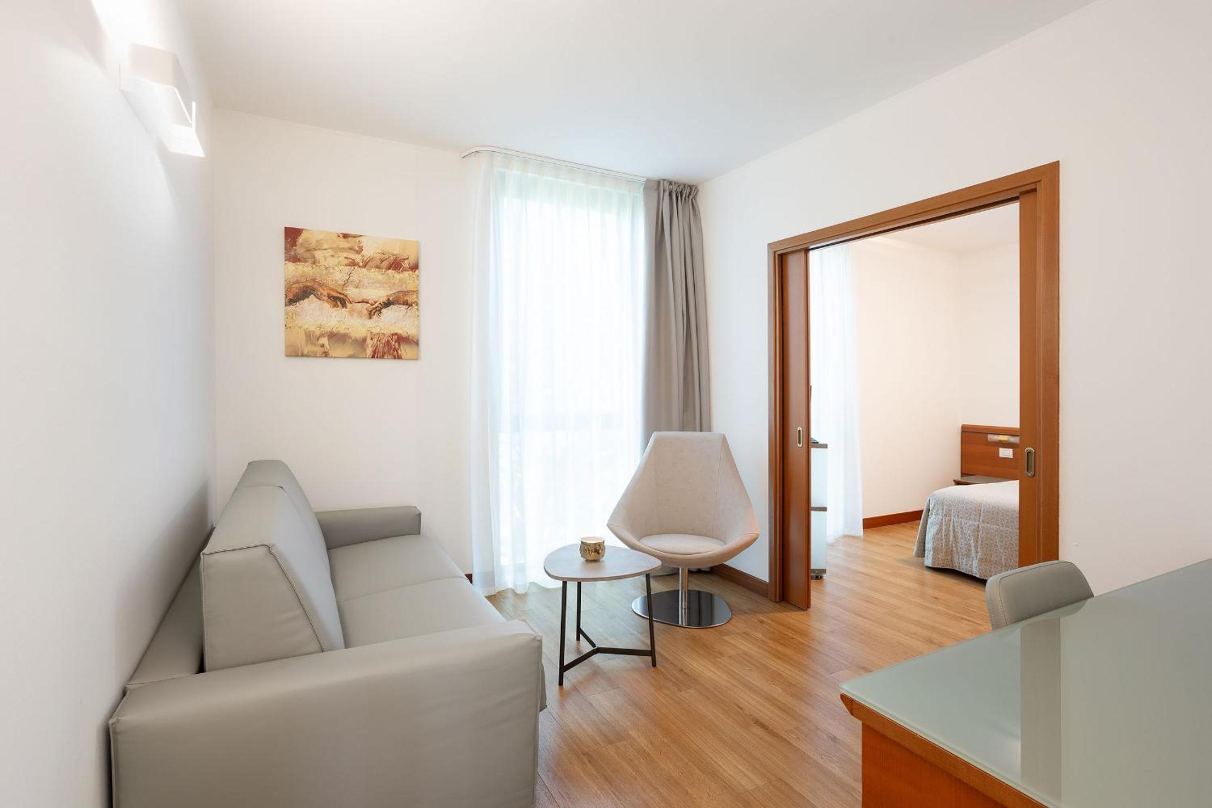 Suite - Photo 1
