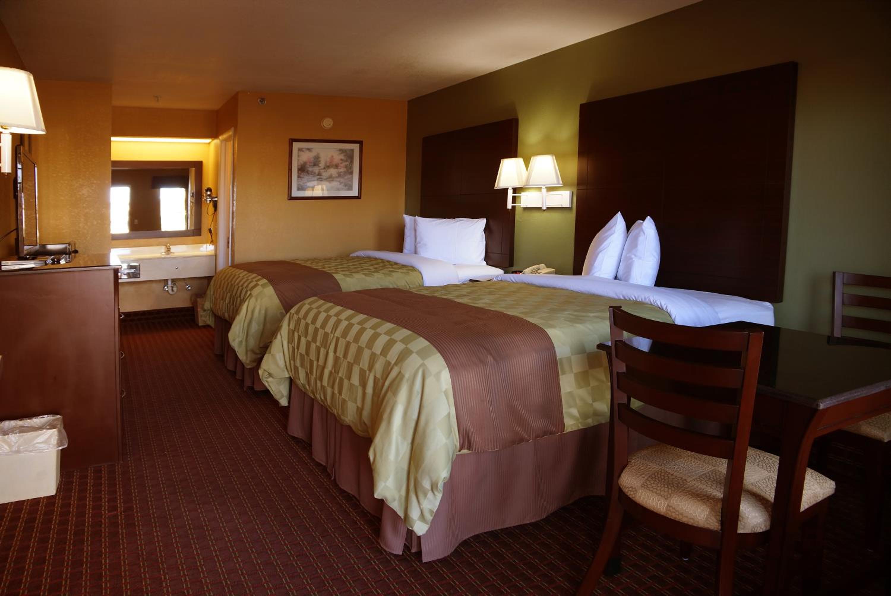 Queen Room with Two Queen Beds photo 3