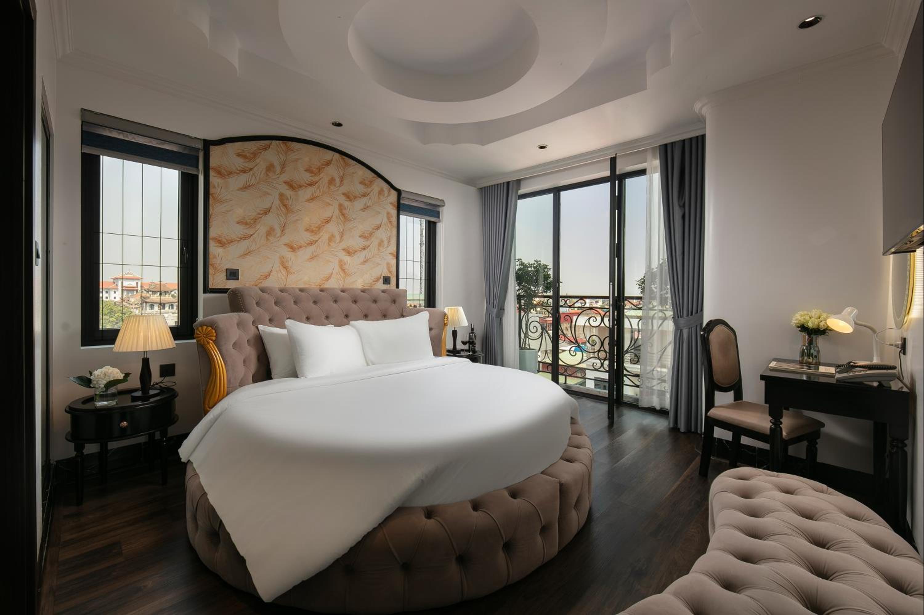 Suite Round Bed Balcony