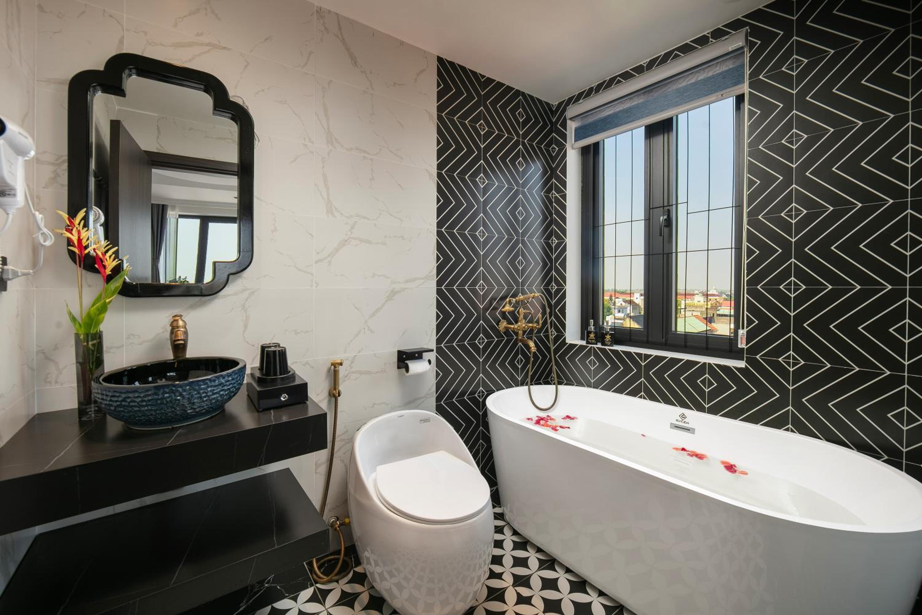 Deluxe Double Room with Balcony - Photo 2