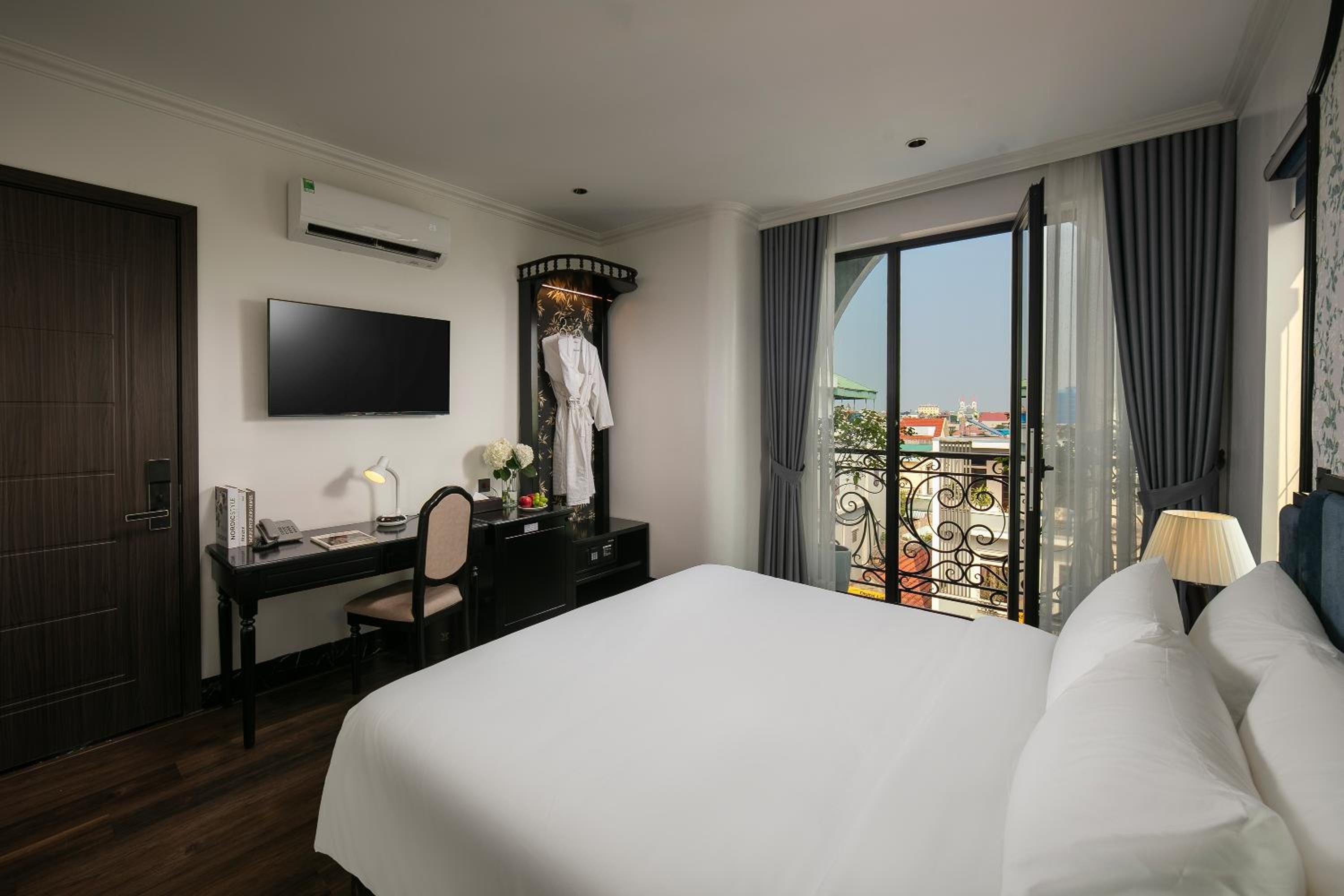 Double Room with Lake View - Photo 5