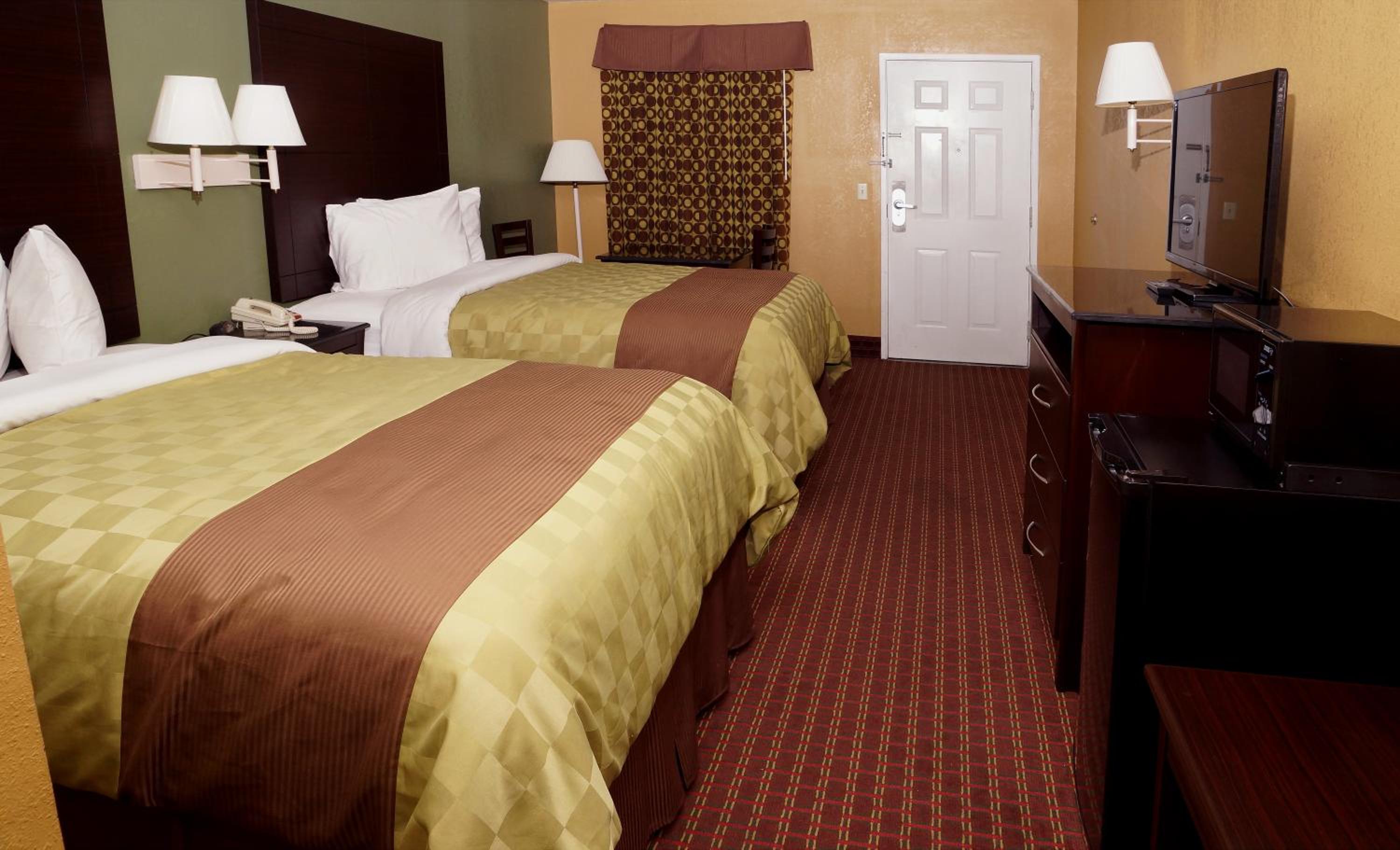 Double Queen Room with Two Queen Beds - Smoking photo 3