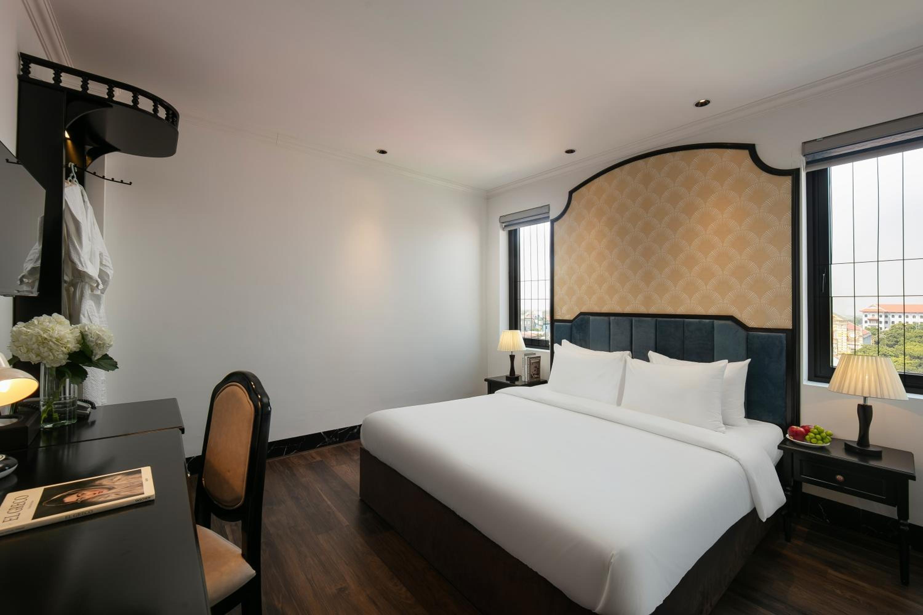 Deluxe Double Room with Balcony - Photo 8