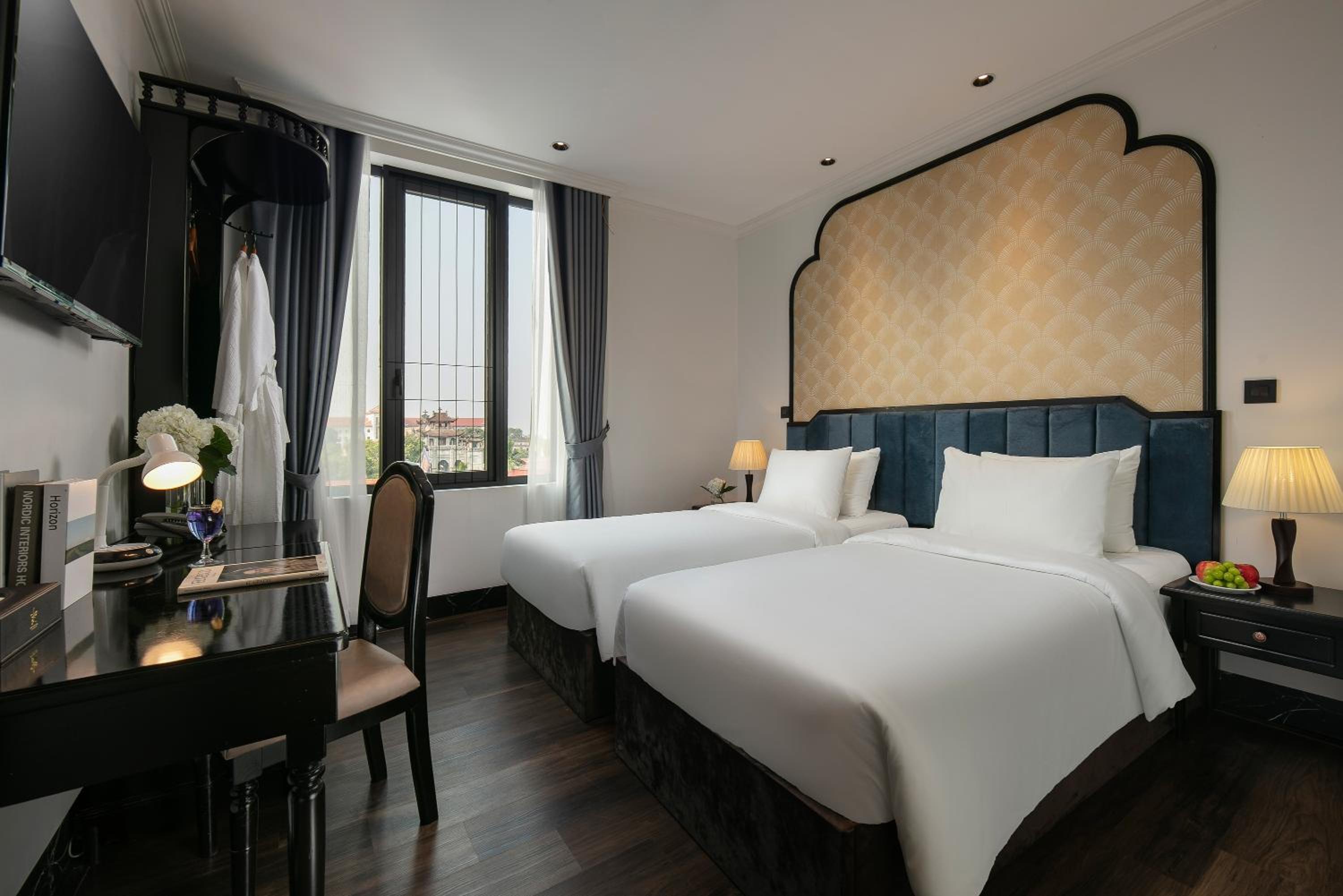 Twin Room with Lake View - Photo 3