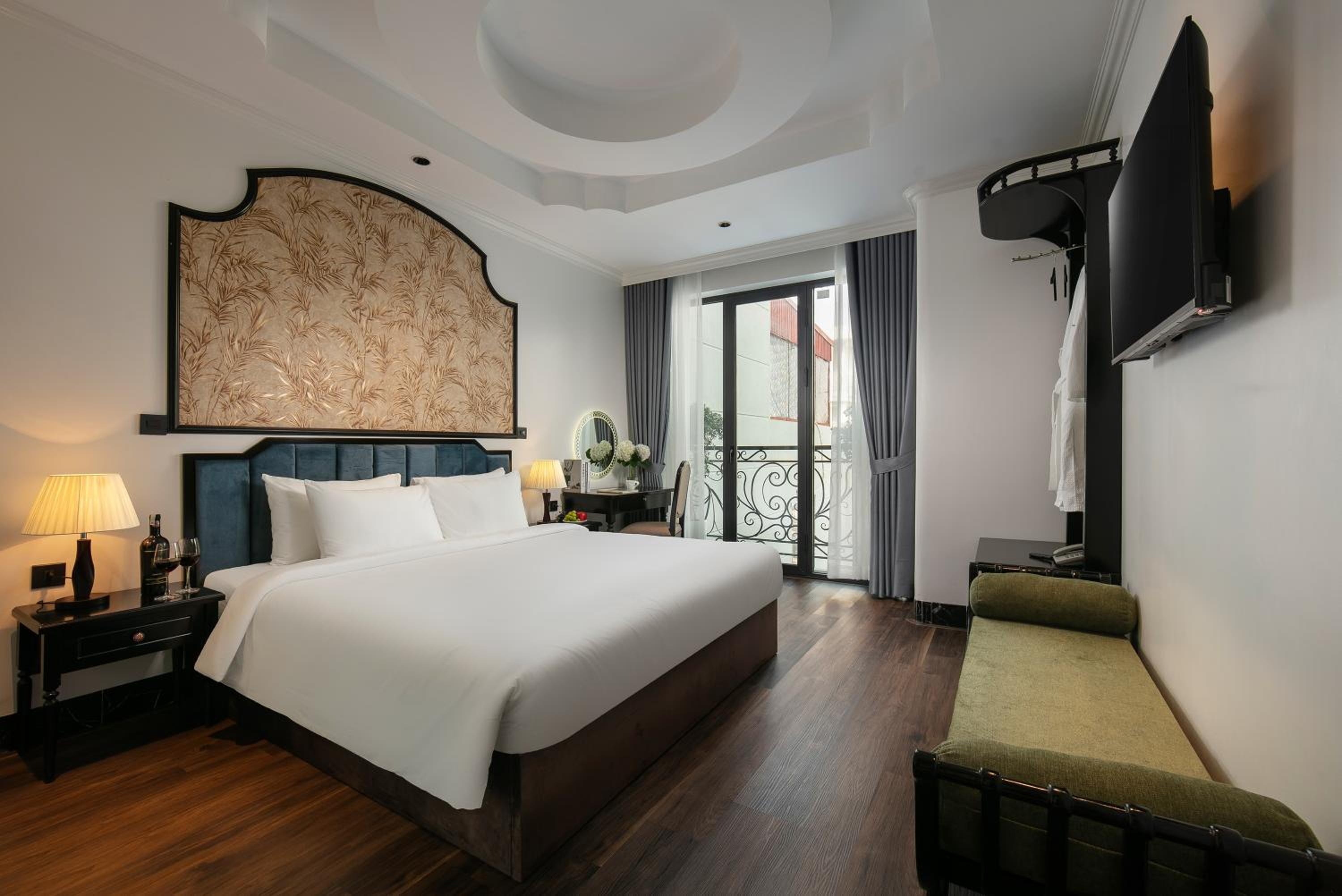 Deluxe Double Room with Balcony - Photo 4