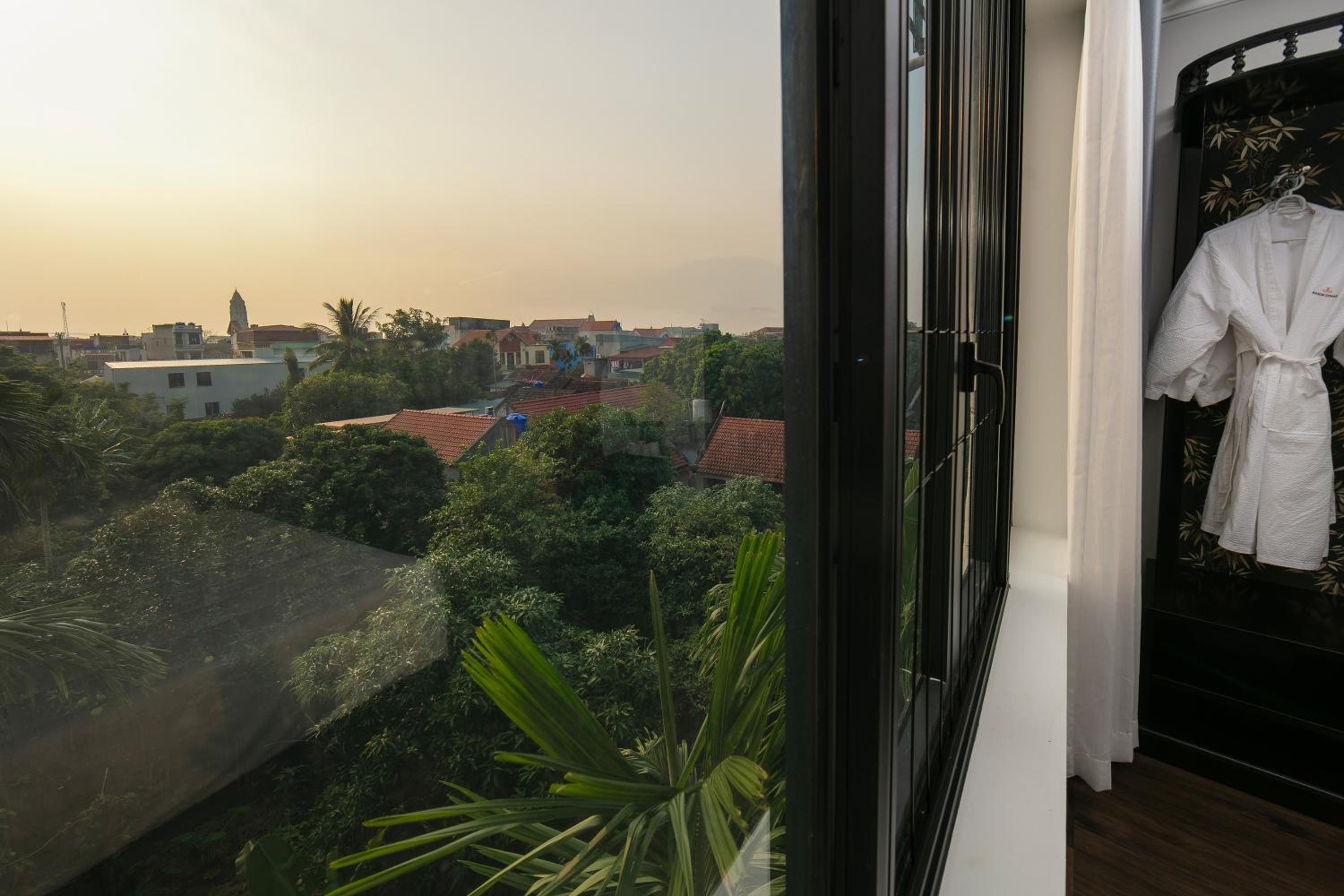 Family Room with Garden View - Photo 4