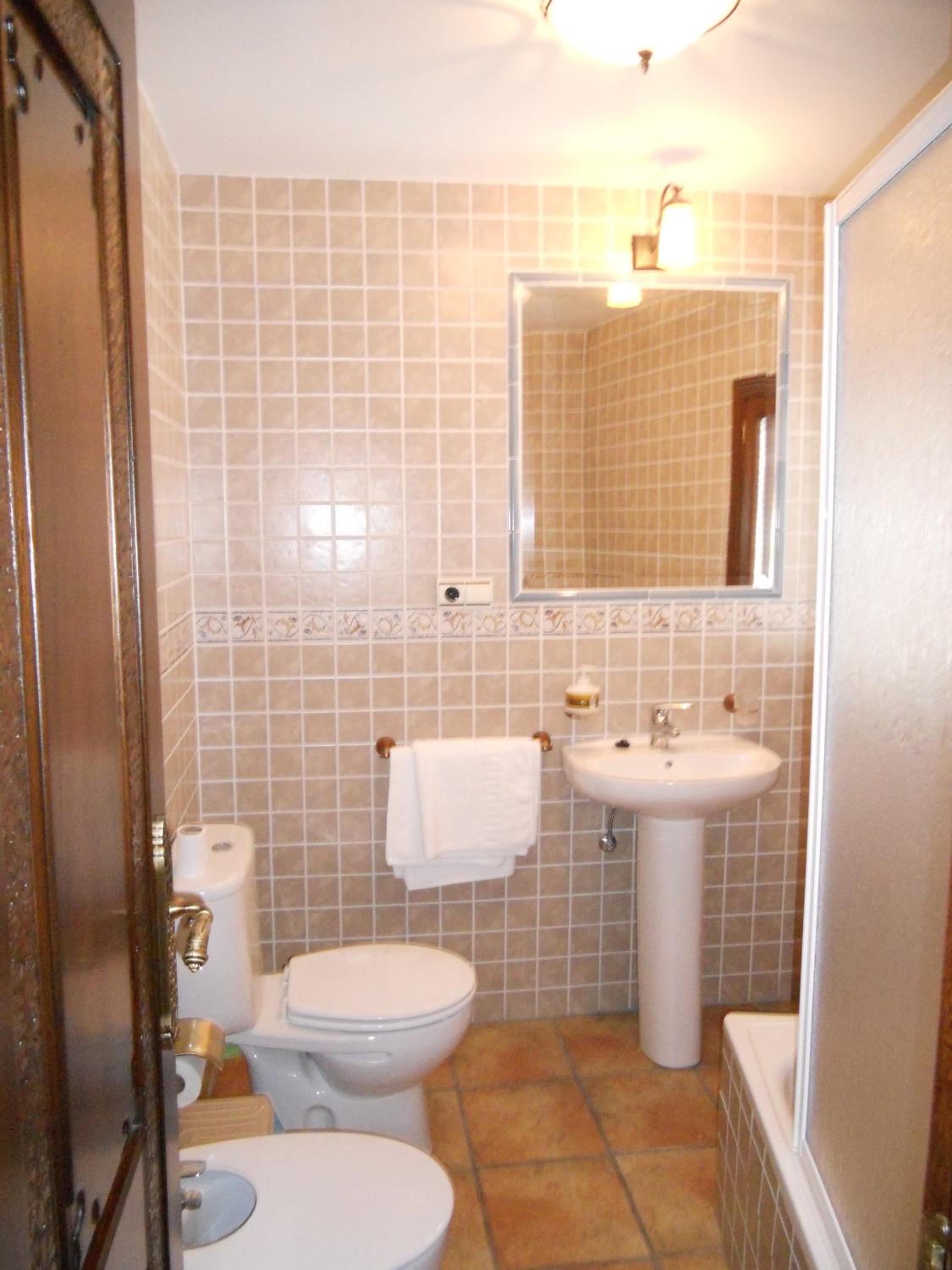 Double or Twin Room - Photo 12