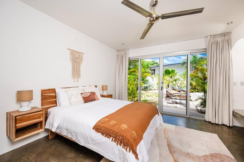 Five-Bedroom House photo 3