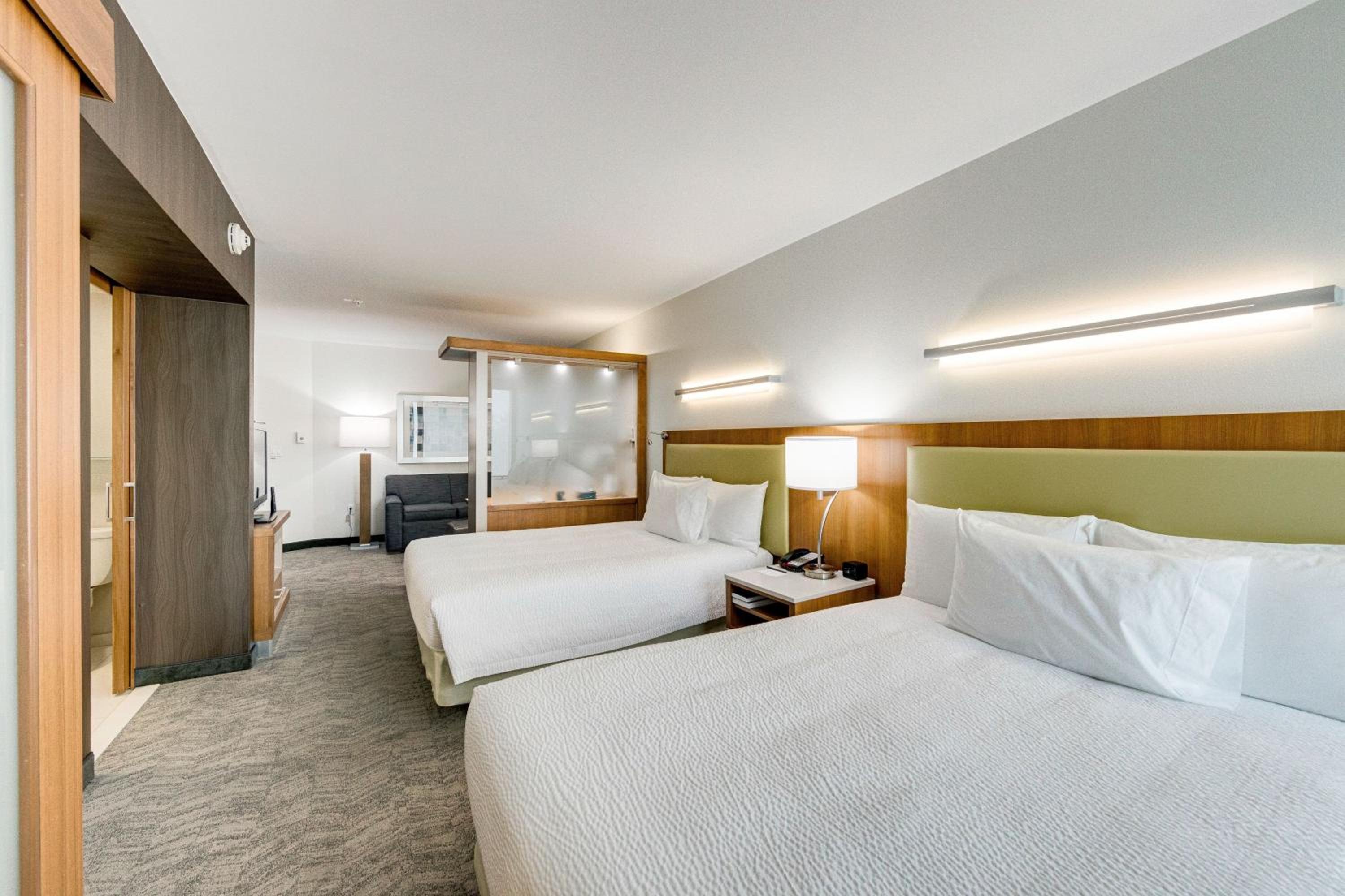 Queen Suite with Sofa Bed and Adapted Tub - Mobility and Hearing Accessible - Photo 2