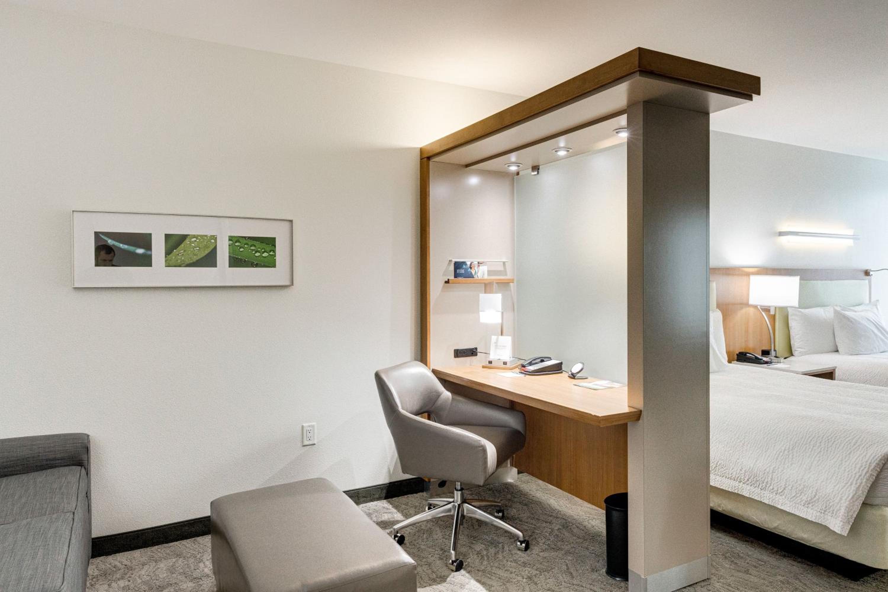Queen Suite with Sofa Bed and Adapted Tub - Mobility and Hearing Accessible - Photo 7