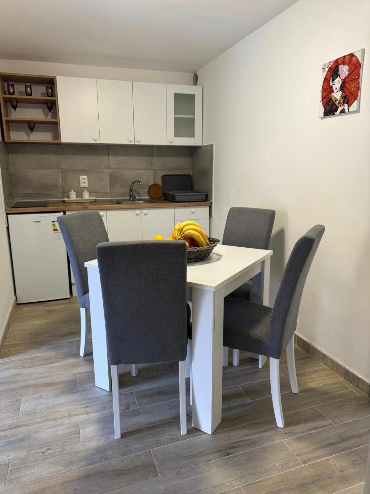 One-Bedroom Apartment with Garden photo 2