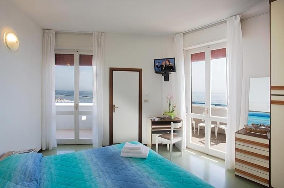 Deluxe Double Room with Sea View - Photo 3